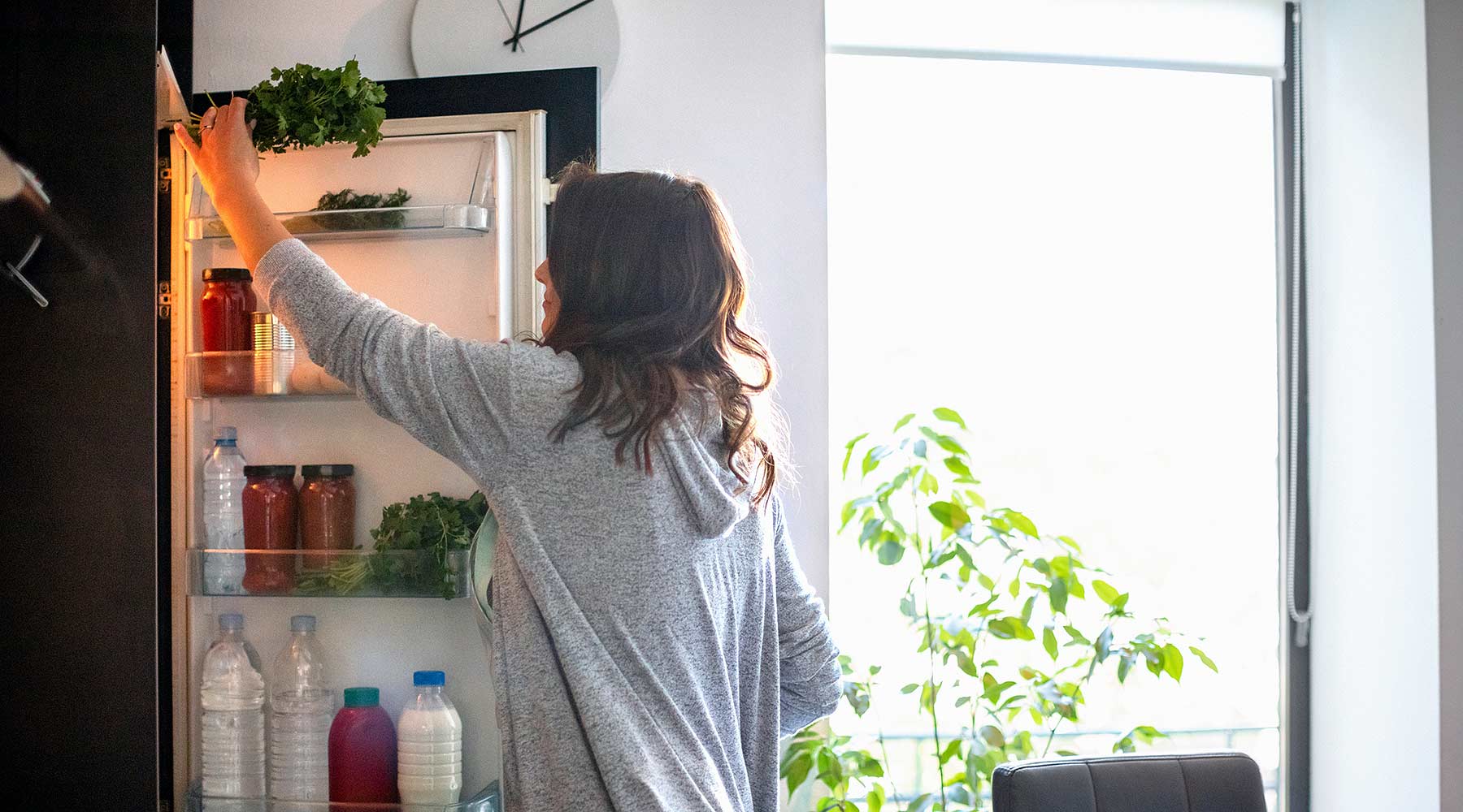 Frau öffnet Kühlschrank  kuehlschrank_stromfresser.jpg