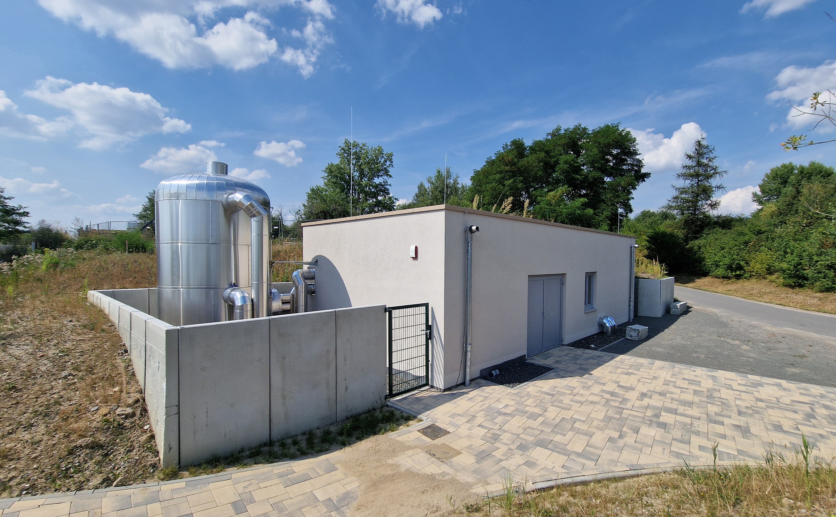 Heizhaus mit Wärmepumpe und Gaskessel (240 kW)