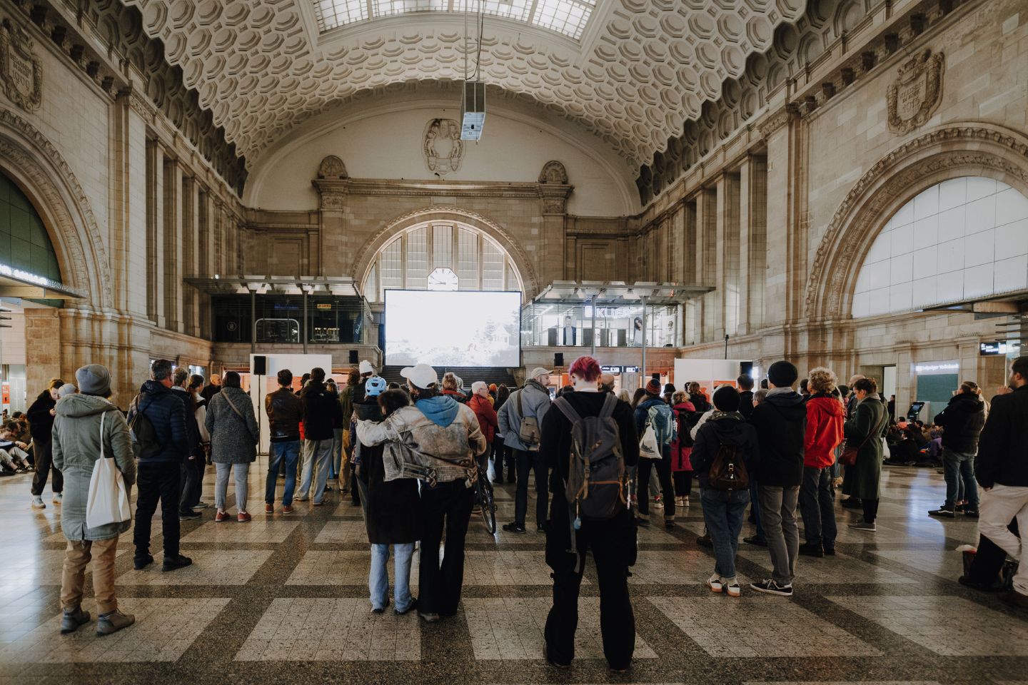 Film ab am Bahnsteig: Selbst im Leipziger Hauptbahnhof kann man das DOK Filmfestival verfolgen. DOK Leipzig/Susann Bargas Gomez