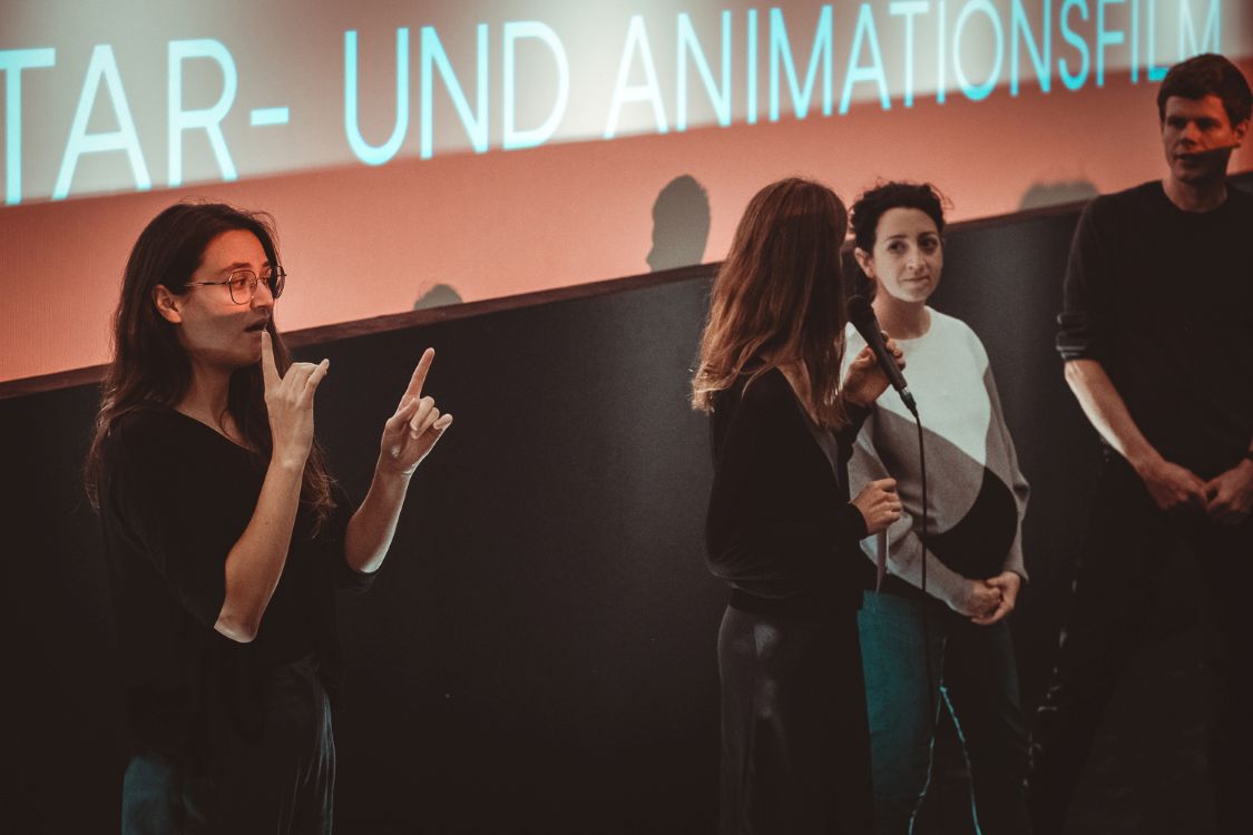 Hochkonzentriert: Eine Gebärdendolmetscherin macht ein Gespräch beim DOK Filmfestival für hörgeschädigte Zuschauer zugänglich. DOK Leipzig/Susann Bargas Gomez
