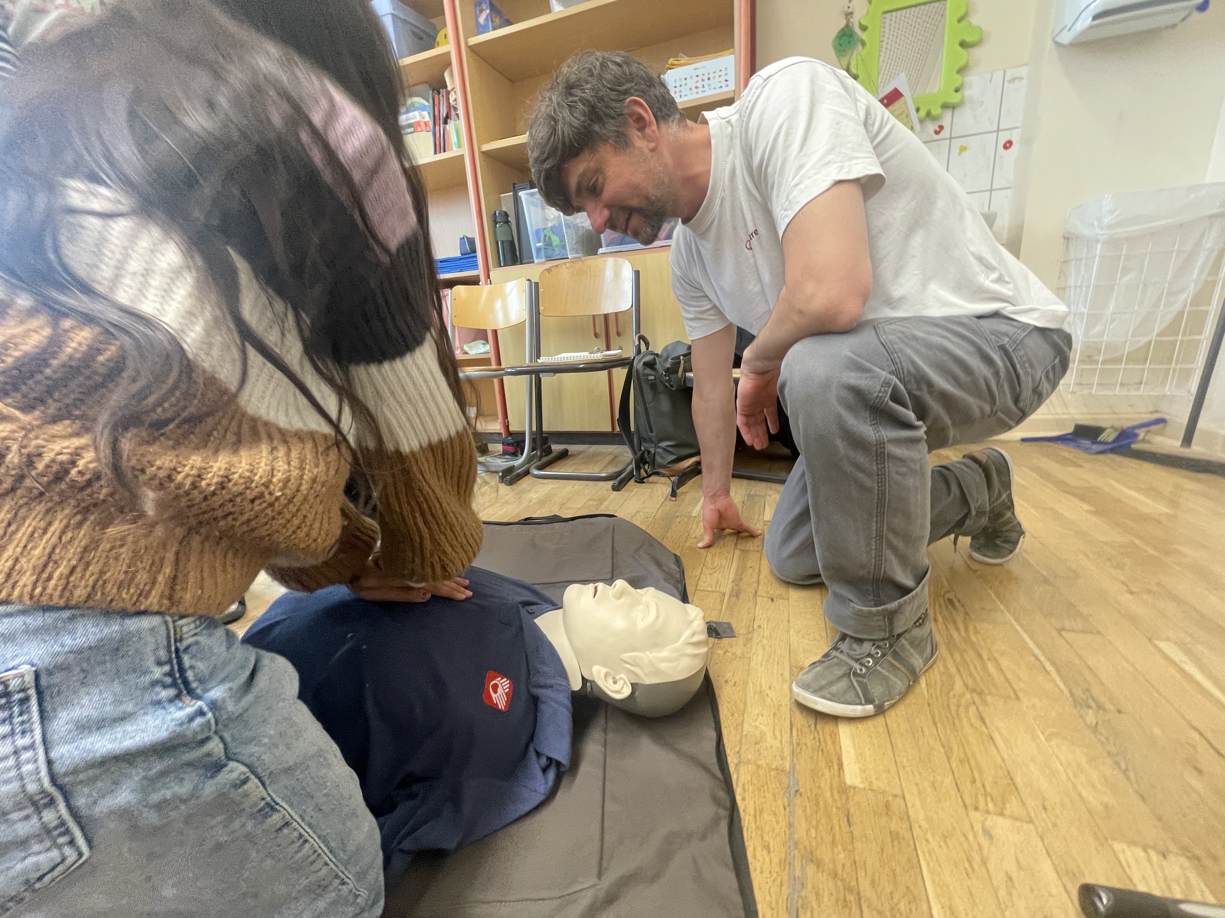 Auch Kinder können Leben retten. Davon ist Paul Lederer überzeugt. Der Theaterpädagoge ist für die Herzretter Leipzig im Einsatz und bringt Kindern und Schülern spielerisch Erste-Hilfe-Maßnahmen bei. 
