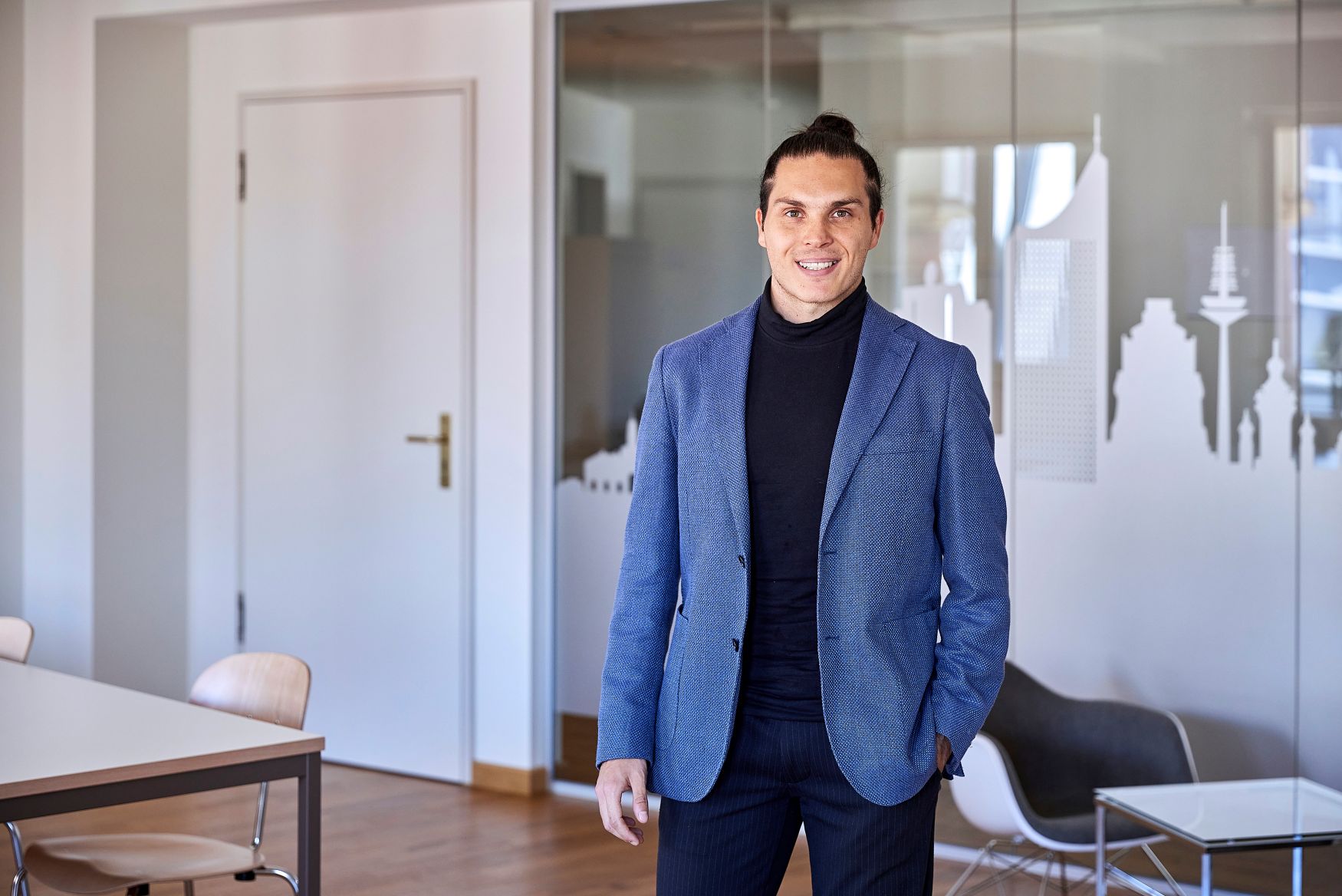 Der Leipziger Psychologe Elias Altuntas erlebt bei seinen Coachings, Vorträgen und Moderationen oftmals fragwürdige Männer- und Rollenbilder, Selbstbetrug, Selbstsabotage, Scham vor vermeintlichen Schwächen, Diskrepanzen zwischen Anspruch und Wirklichkeit.