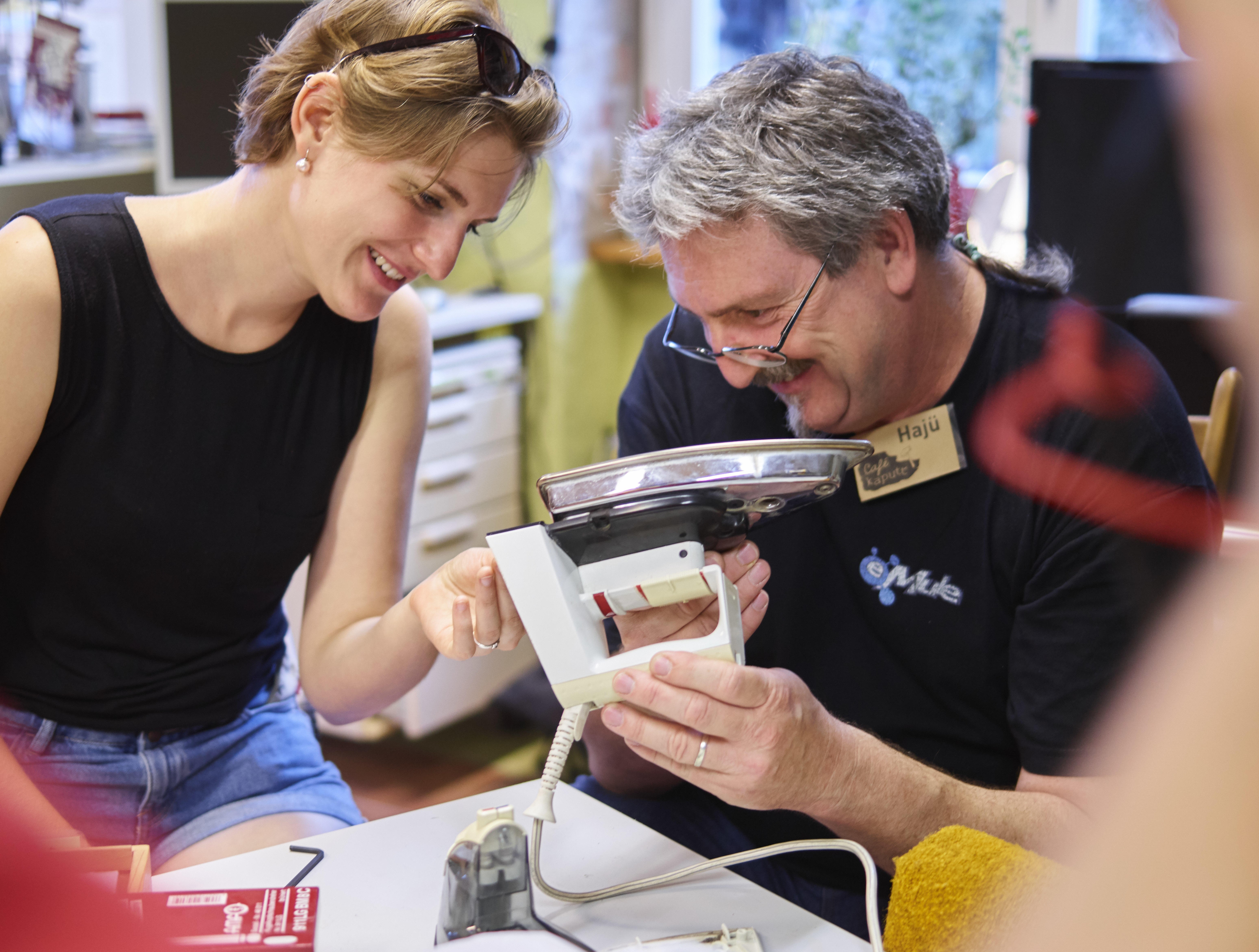 Reparieren statt Wegwerfen - das gilt auch für alte Bügeleisen.