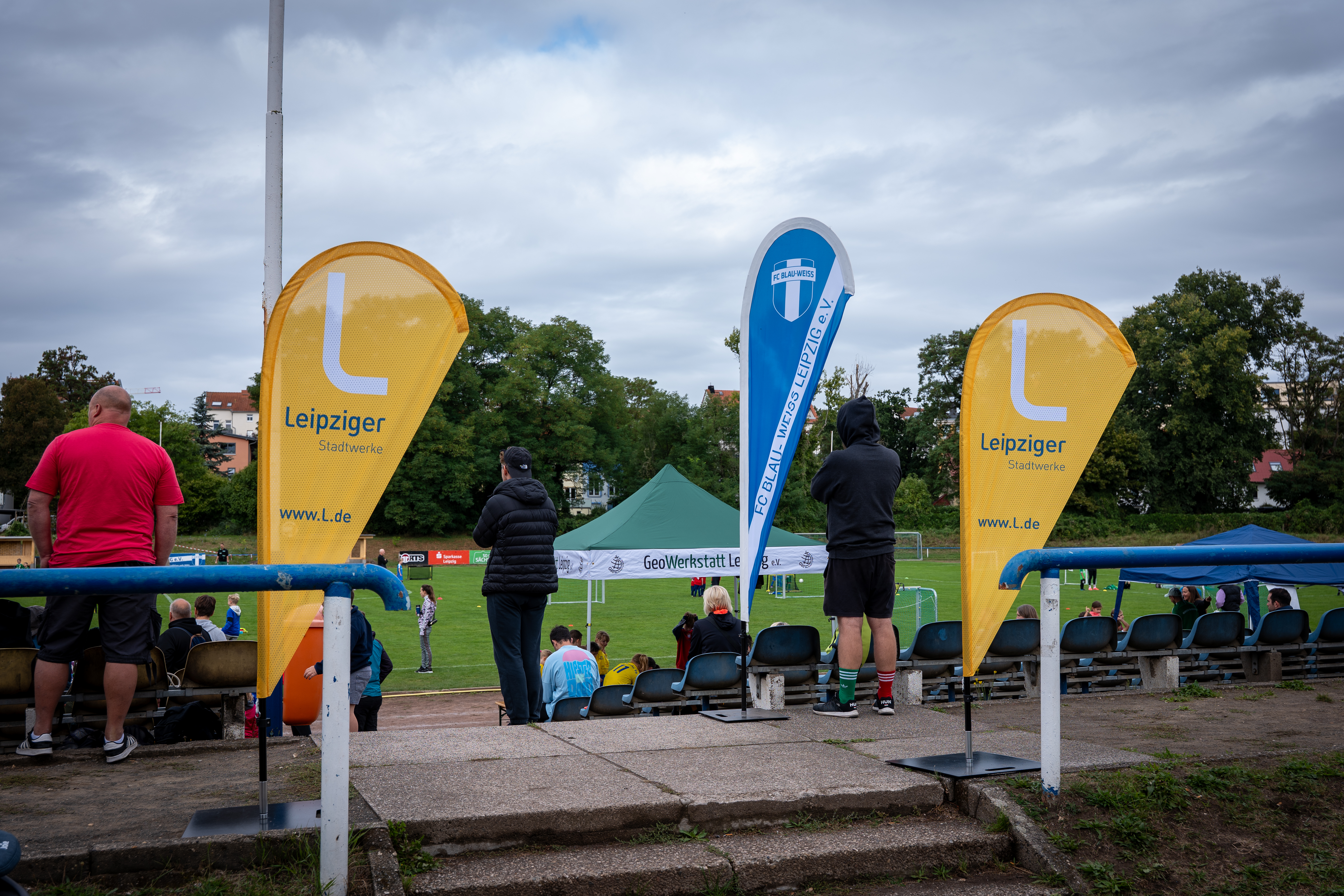 Seite an Seite: Die Leipziger Gruppe und der FC Blau-Weiß Leipzig.