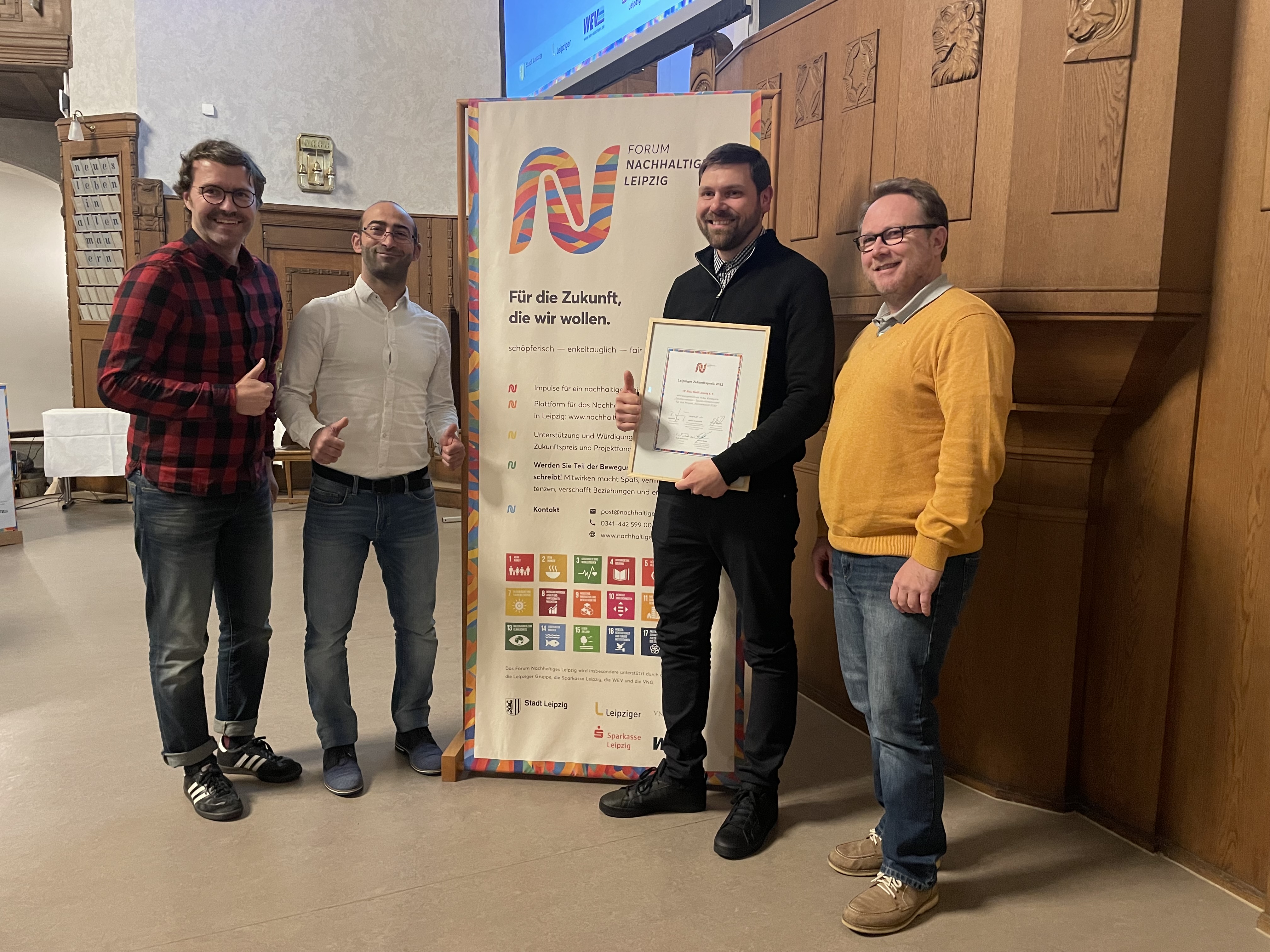 Peter Schön (2.v.r.) und sein Team setzen auf alles, was wächst: Nachbarschaft, Nachwuchs und Know-how. Ihre Idee, alles miteinander im Sinne der Nachhaltigkeit zu verbinden, ist mit dem Leipziger Zukunftspreis 2023 gewürdigt worden.