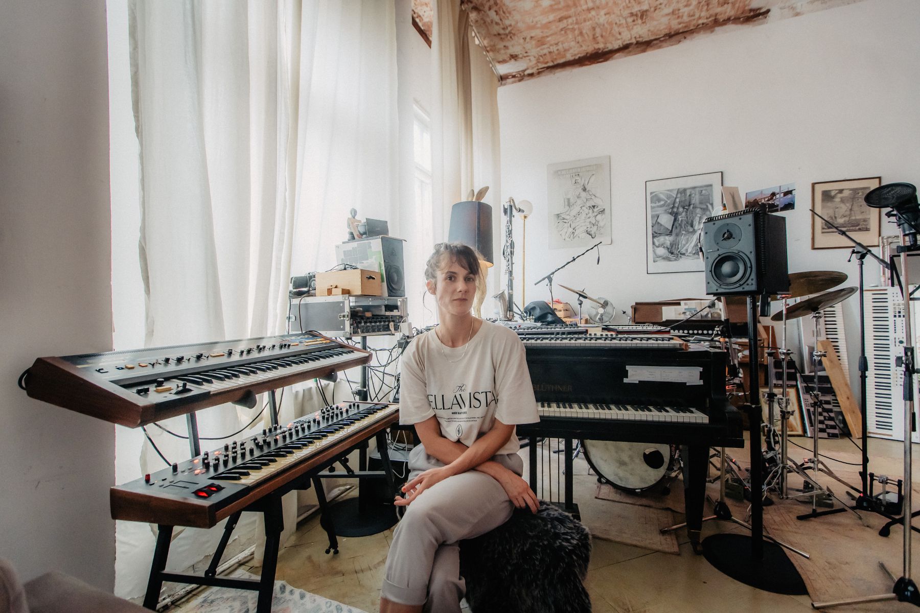 Friederike Bernhardt zwischen ihren Instrumenten