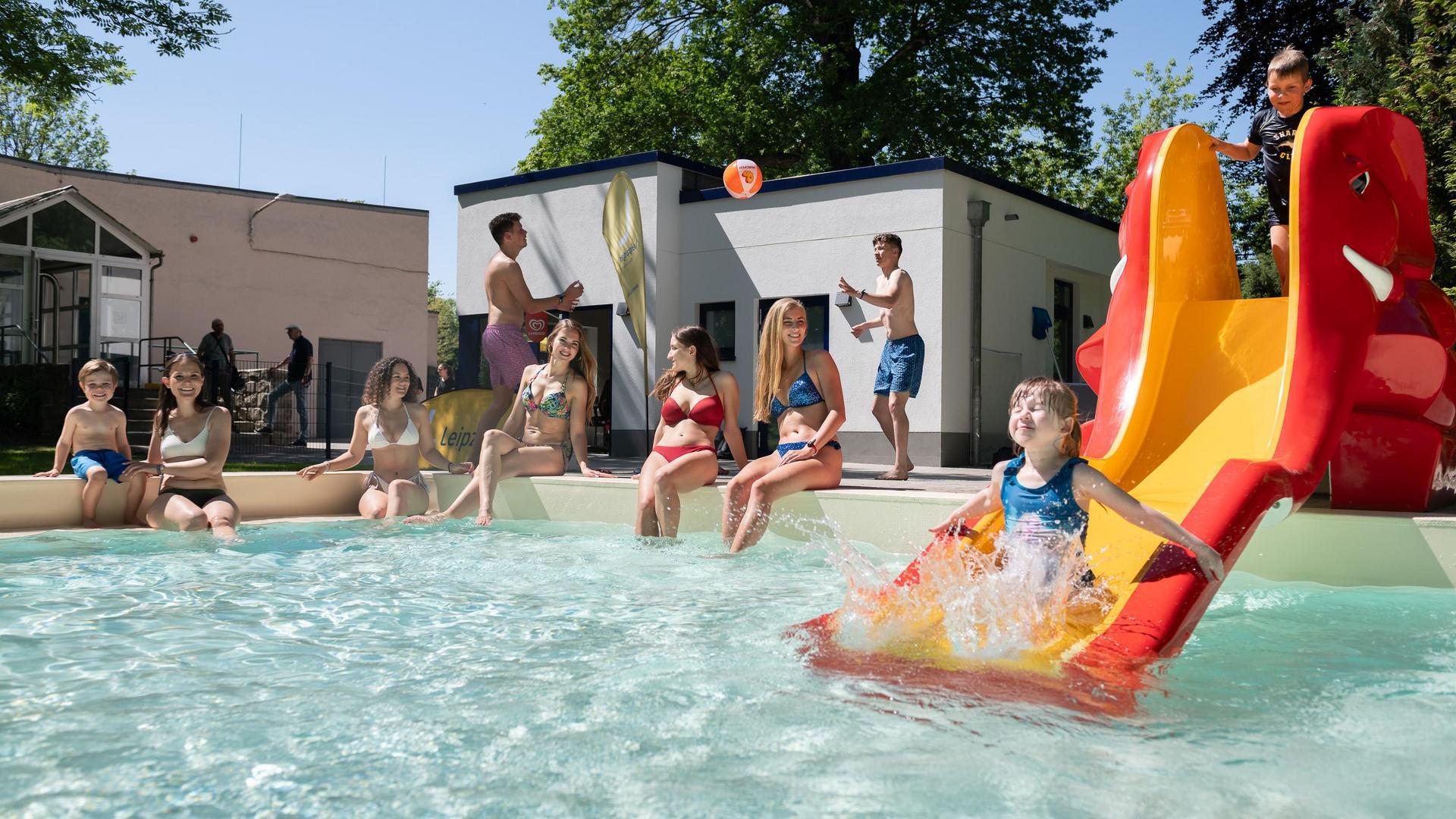 Badespaß mit Rutsche und Planschbecken für die Kleinsten im Kinderfreibecken "Robbe".
