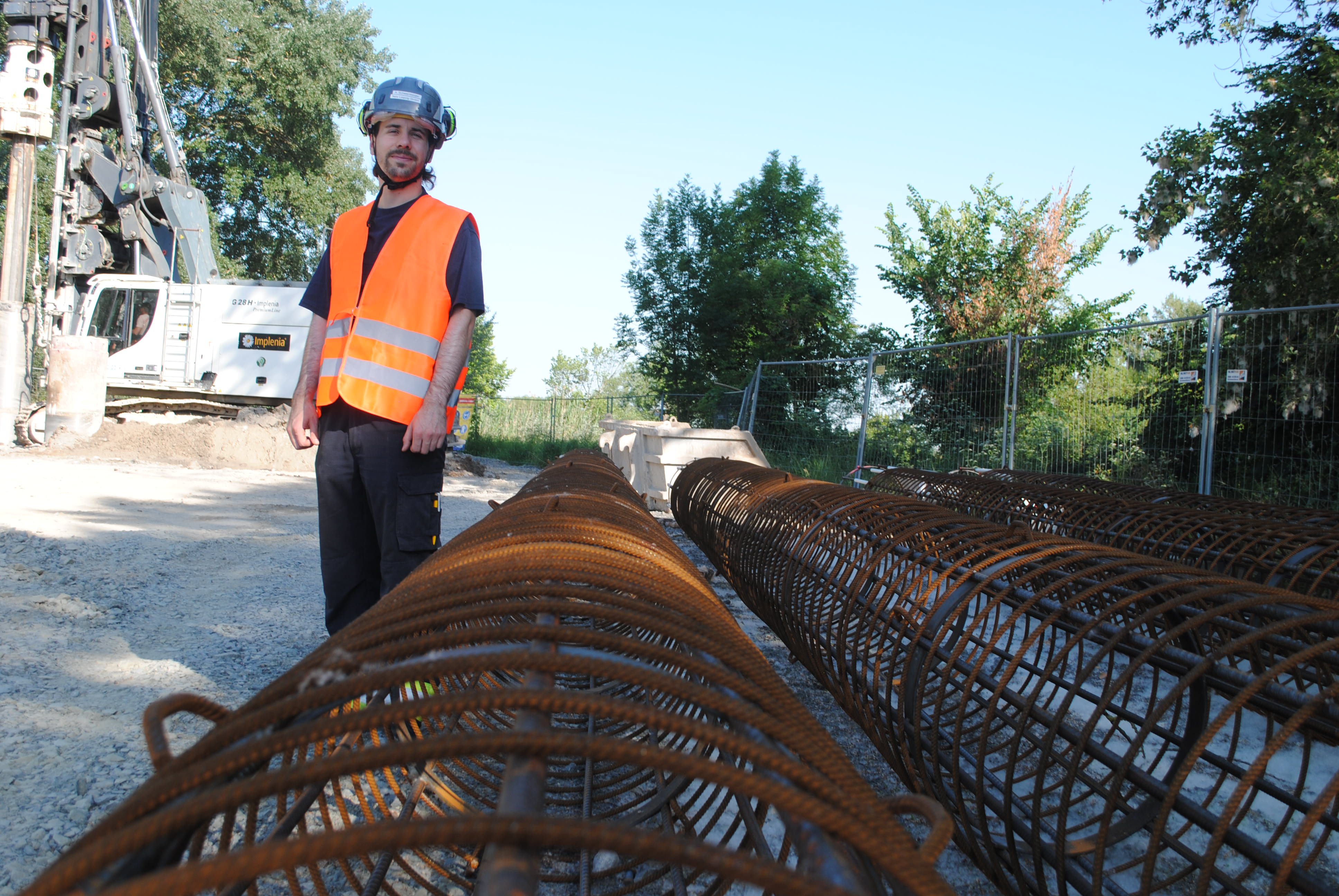 Arno Schwamberger betreut sechs von elf Querungs-Bauwerken des aktuell größten Infrastruktur-Projekts der Leipziger Stadtwerke in Mitteldeutschland: die Fernwärmetrasse RE=FILL (steht für „Nachfüllen“). Sie verbindet in Zukunft die TotalEnergies-Raffinerie Leuna mit Leipzig.
