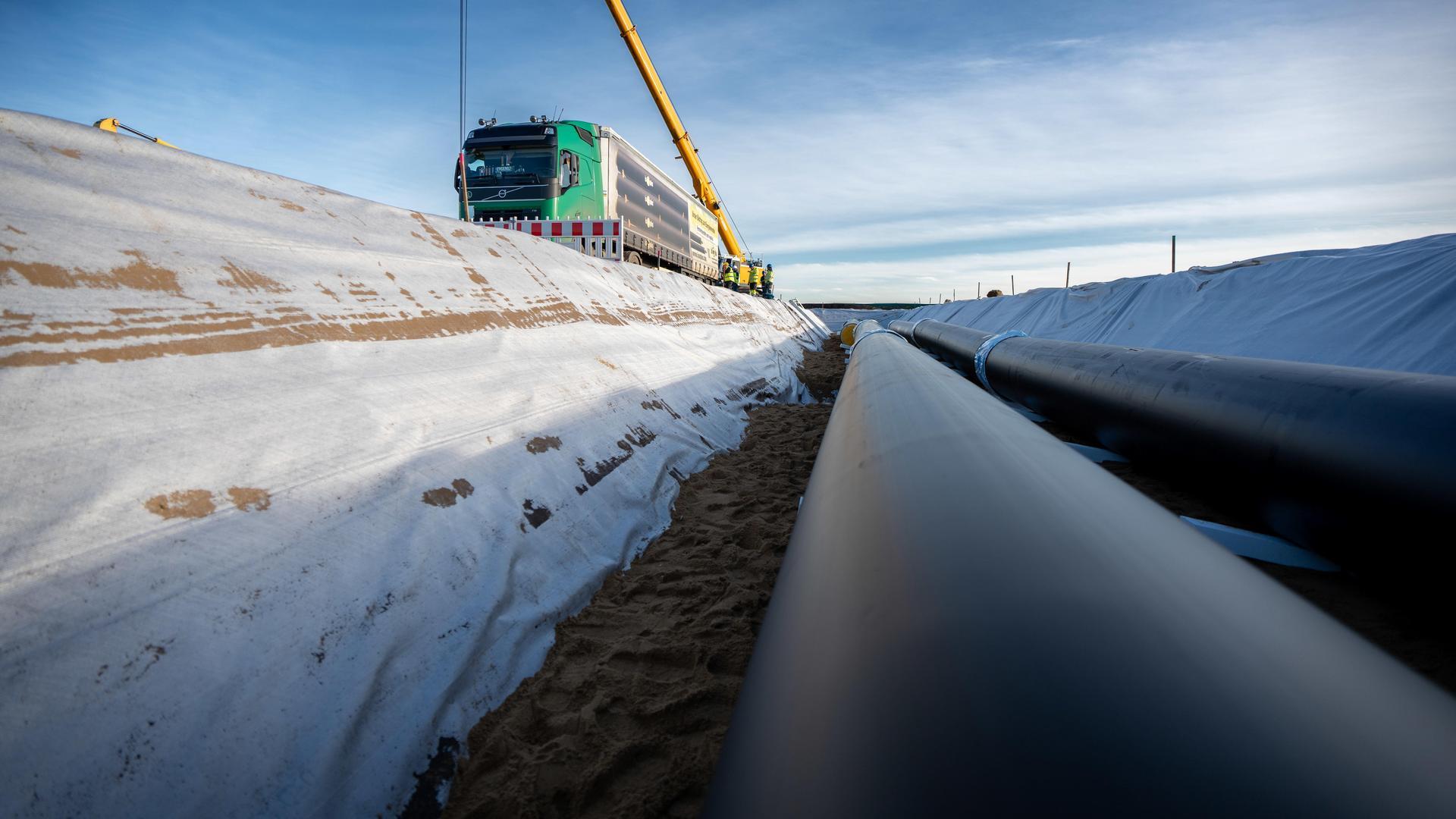 Die Fernwärmetrasse von Leuna nach Leipzig wächst Meter um Meter. Auf 11,5 Kilometern Trasse wird bereits gebaut. 150 Meter Rohrleitungen werden aktuell pro Tag verschweißt.