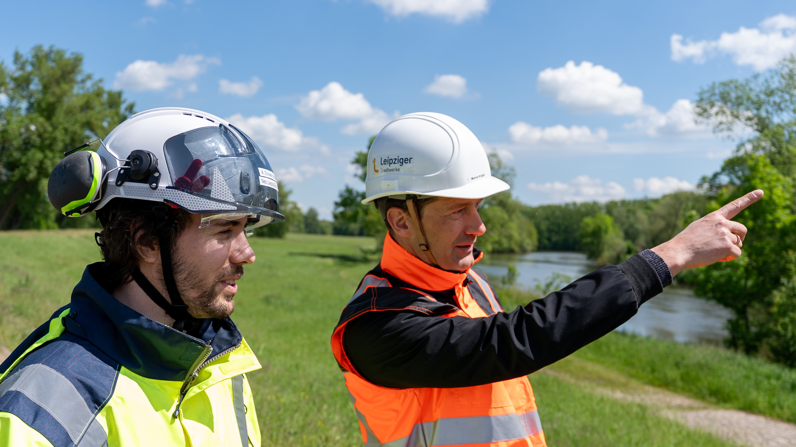An der Saale ist Bauingenieur Arno Schwamberger (l.) in seinem Element. Hier bespricht er mit Projektleiter Marcus Krüger die Flussquerung mittels Microtunneling. 