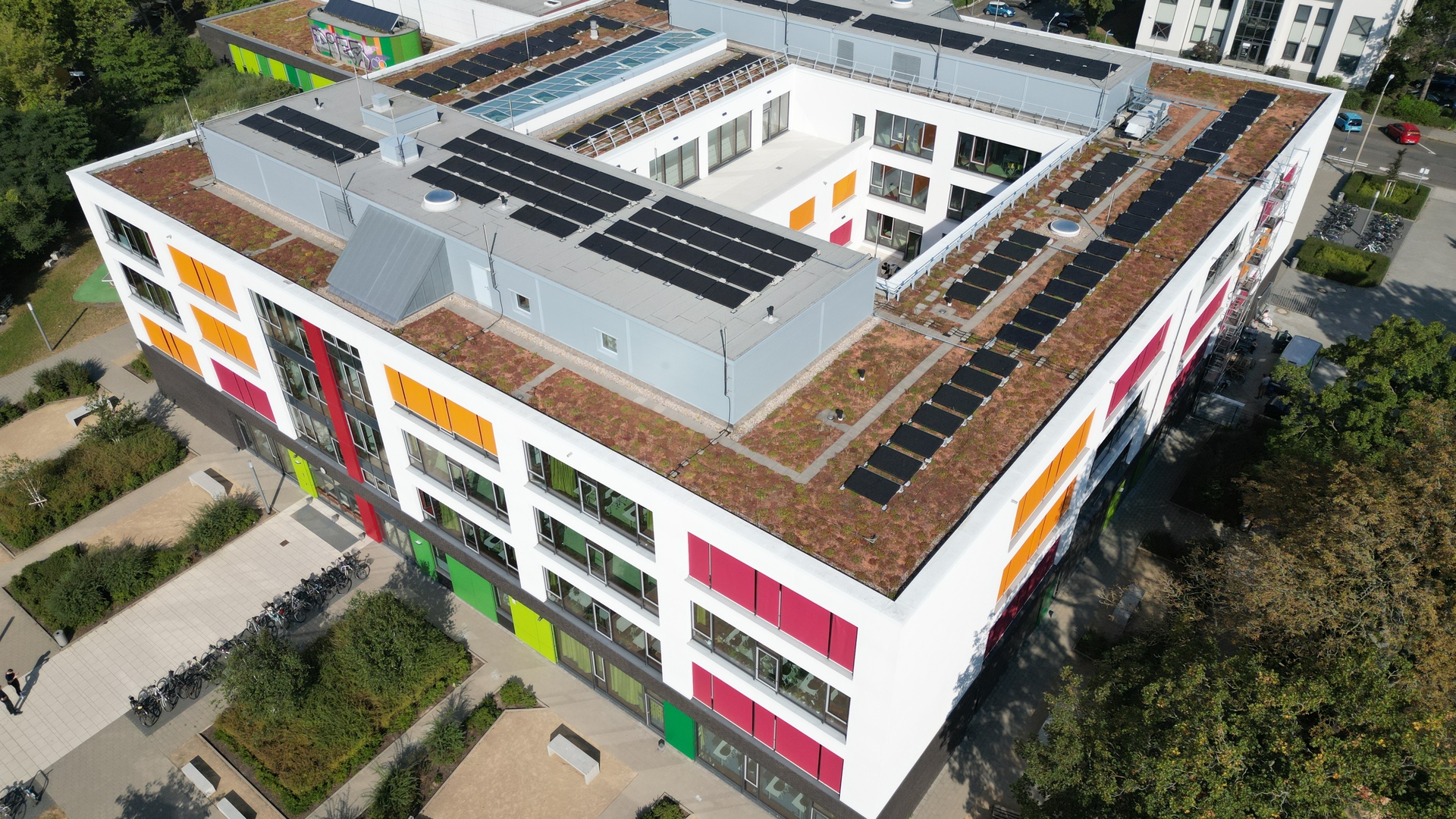 Energiewende vor Ort Am 27. und 30. April steigen die PV-Experten der LKE mit 15 Interessierten auf das Dach der Gerda-Taro-Schule.