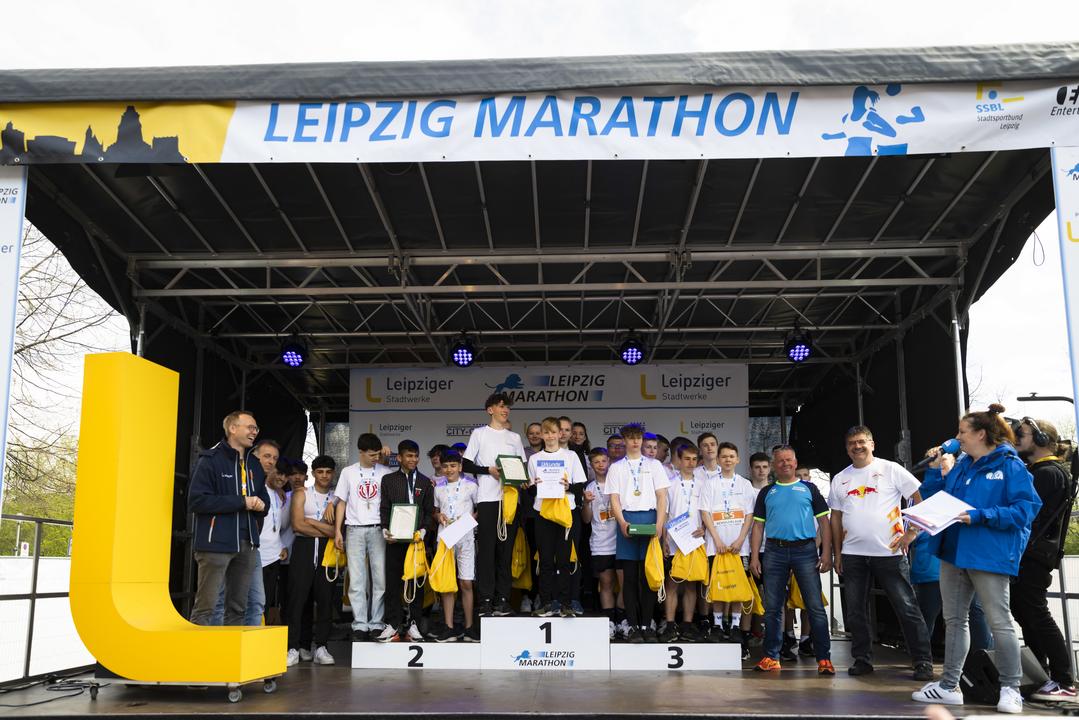 Auf dem Siegertreppchen: Jens Roßberg und seine Wiederitzscher Jungs.