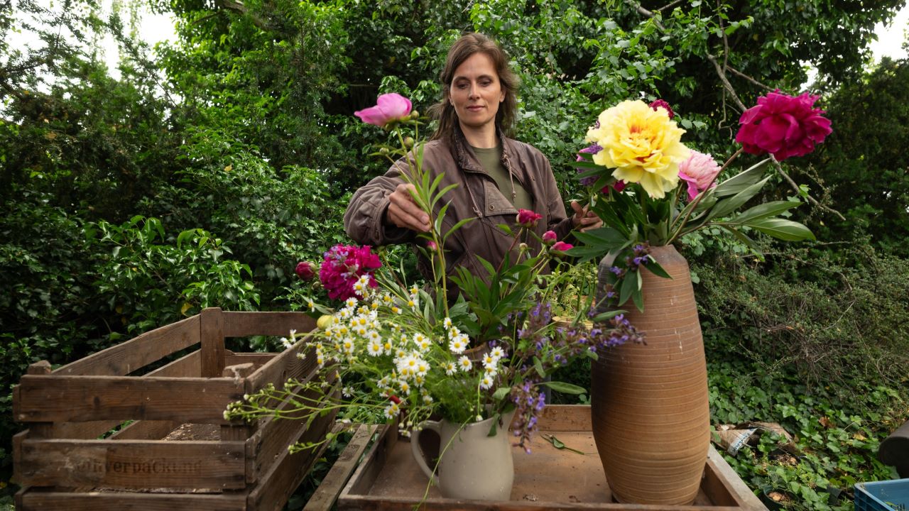 Inga steckt Blumensträuße