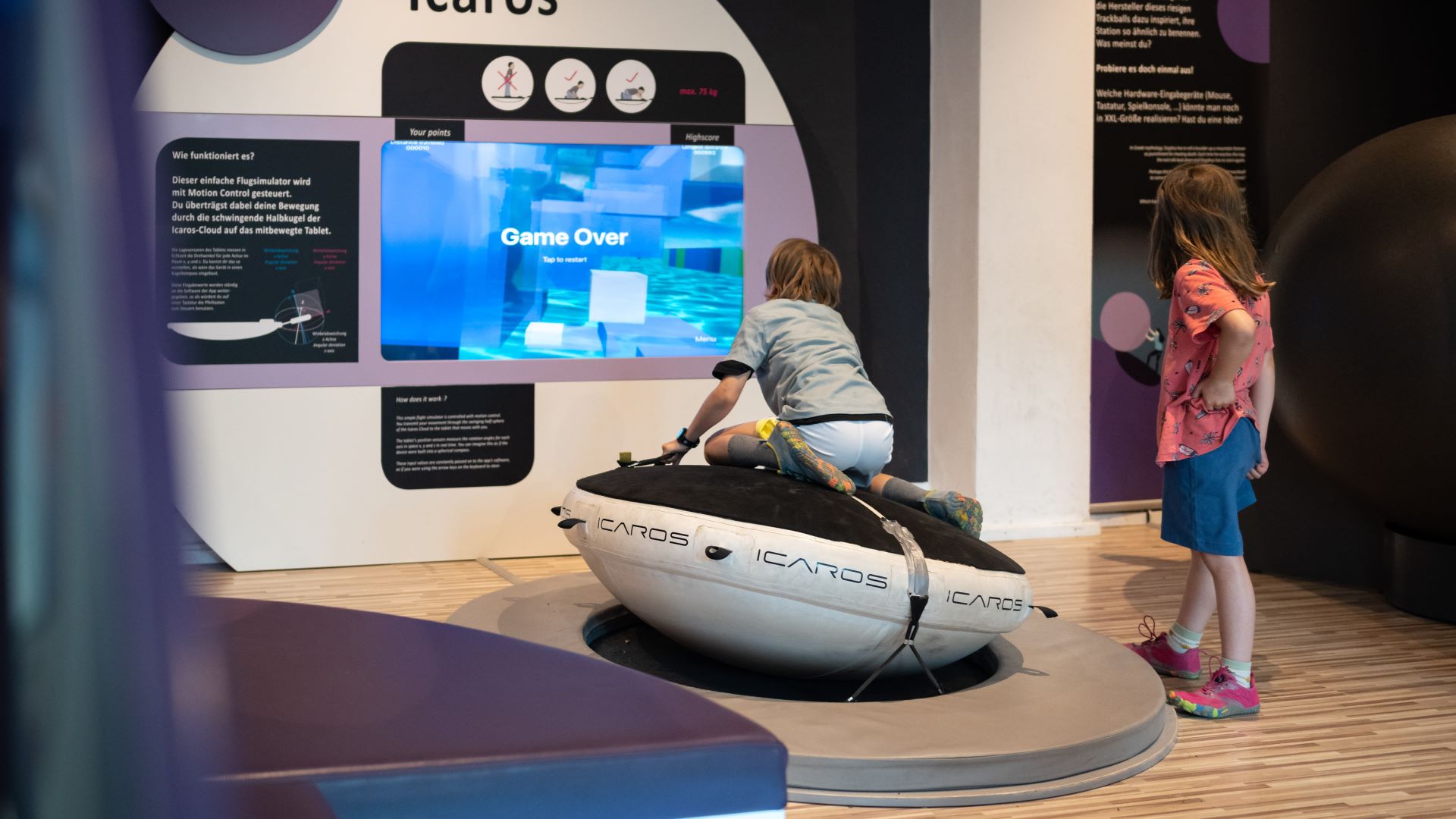 Kinder probieren einen Flugsimulator aus