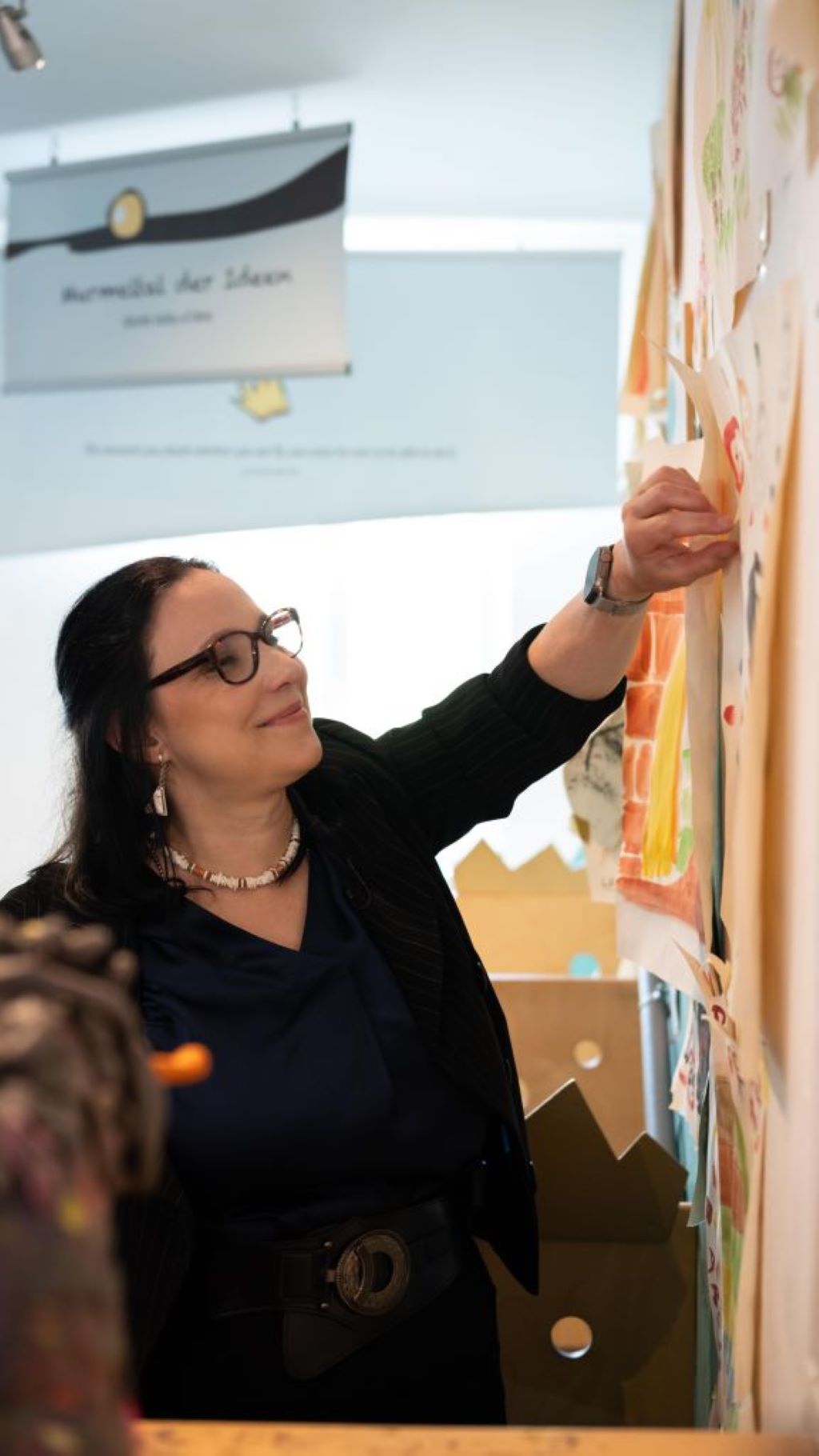 Anne erklärt Kindern Geographie