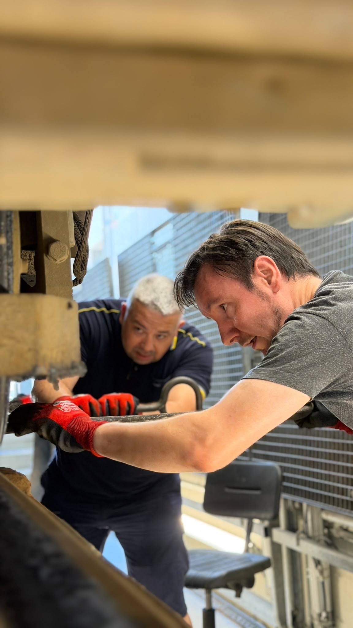 Mitarbeiter der LVB reparieren die Gleise nach der Hitzewelle.
