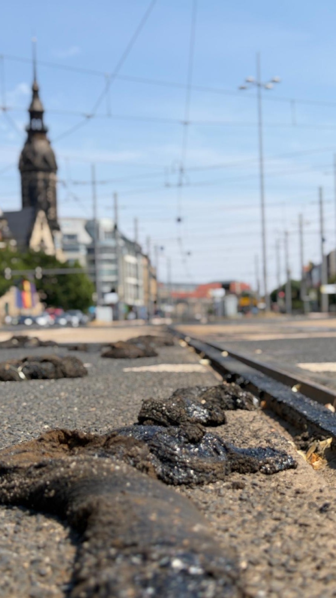 Fugengussmasse ist durch die Hitze aufgequollen und hat sich auf der Straße verteilt.