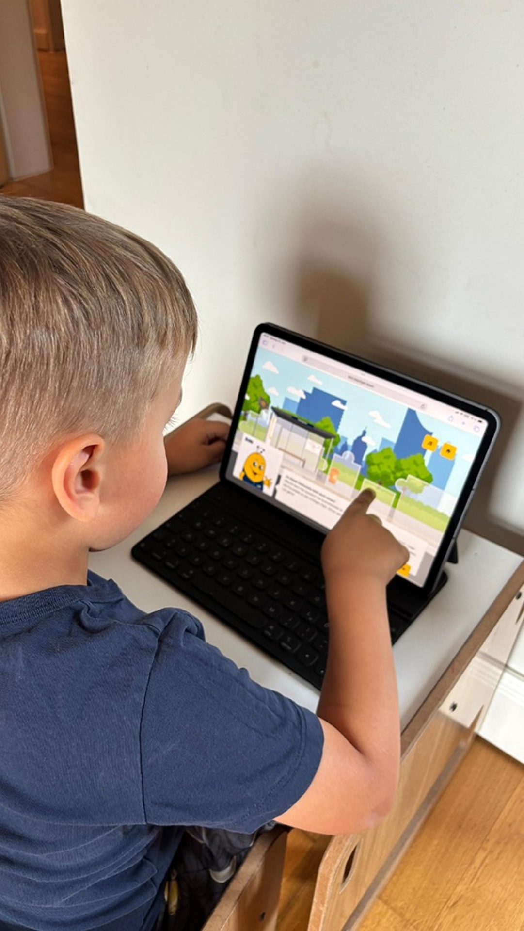 Kind spielt LVB Spiel