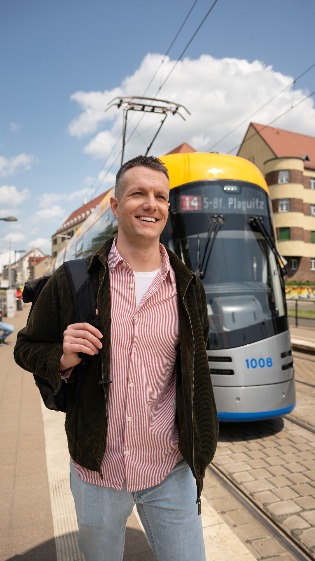 Fahrgast steht vor der neuen Linie 14