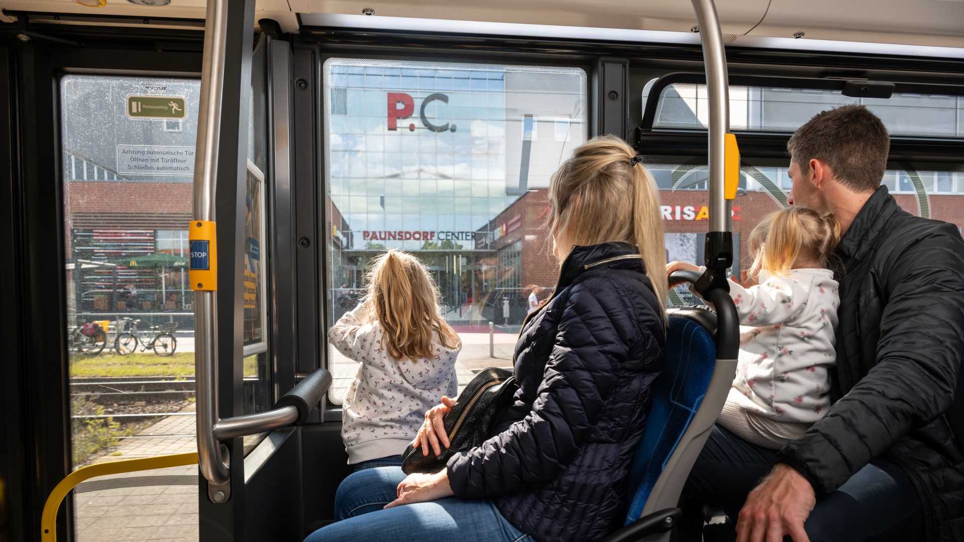 Familie fährt mit einem Bus der LVB