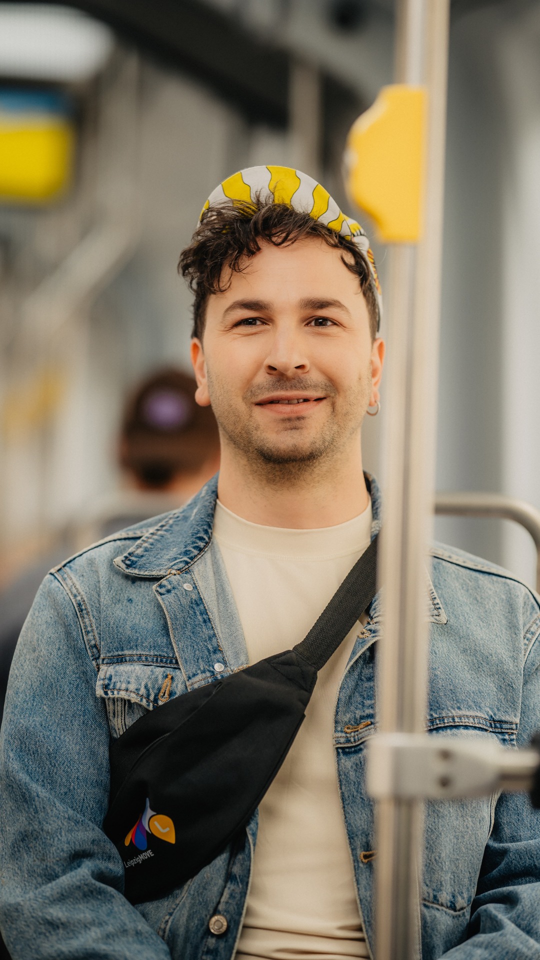 Carlos steht in der Bahn