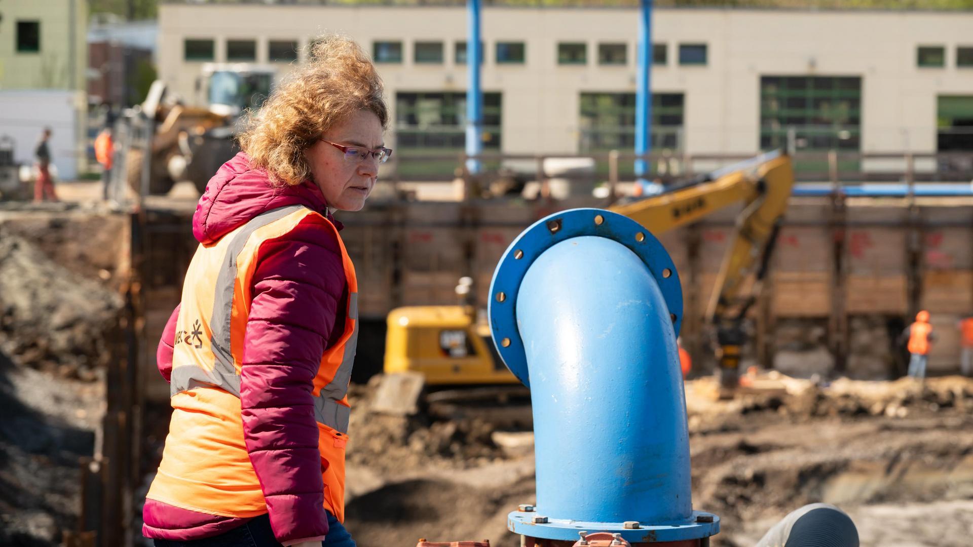Nadine Schippel geht über die Baustelle