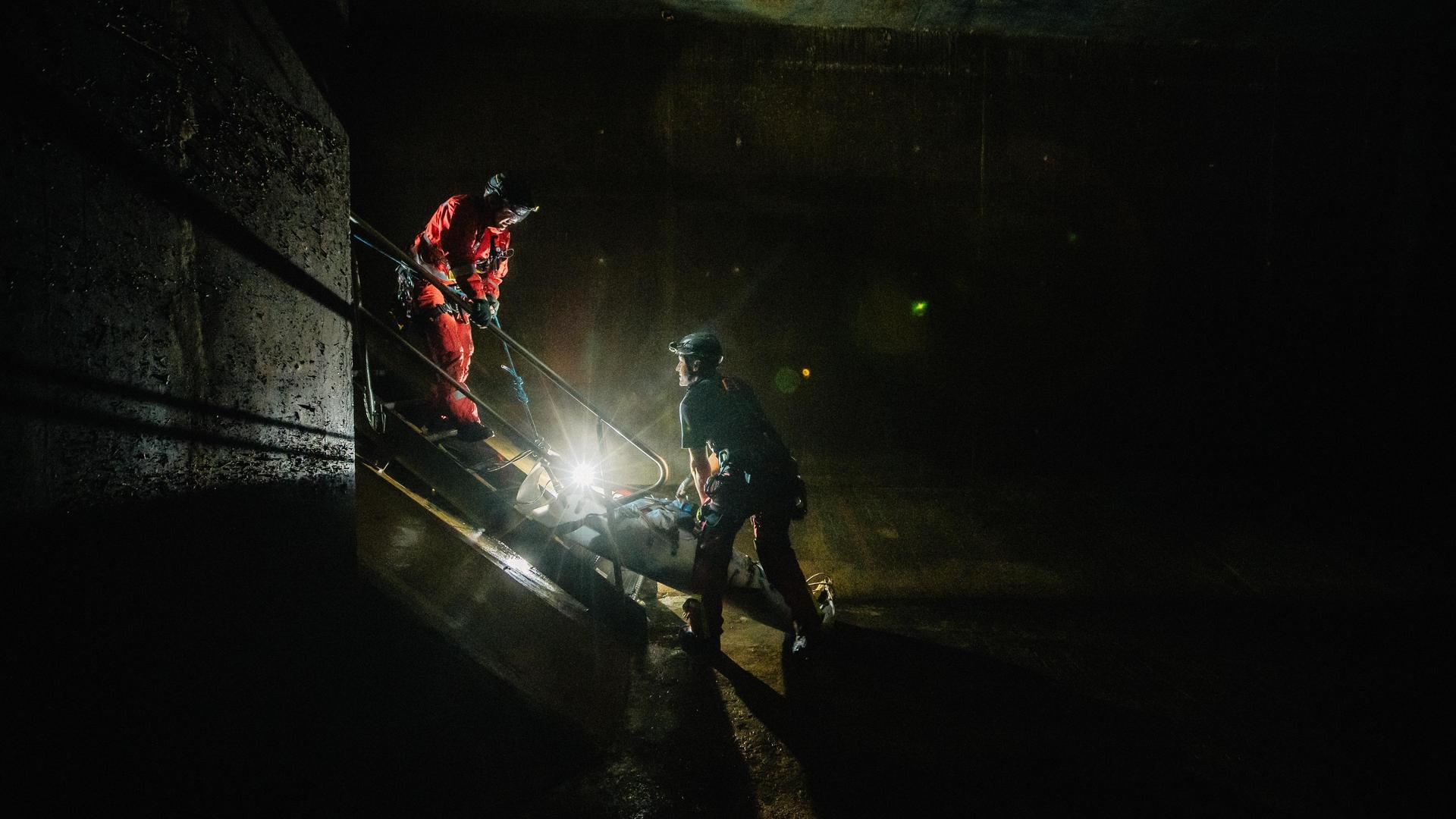 Transport des Verletzten zum Ausgang der Kanals.