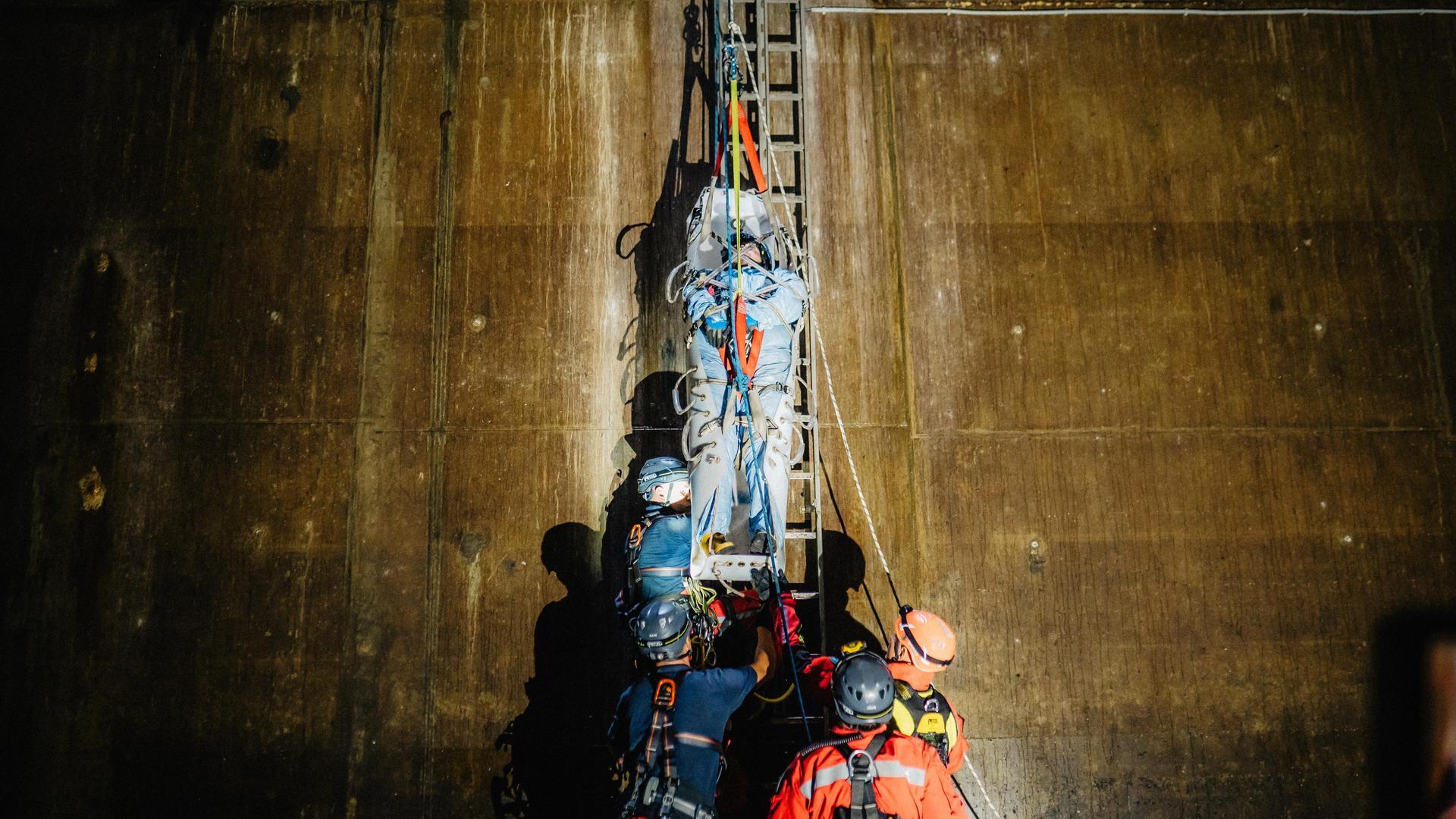 Transport des Verletzen aus dem Regenrückhaltebecken.