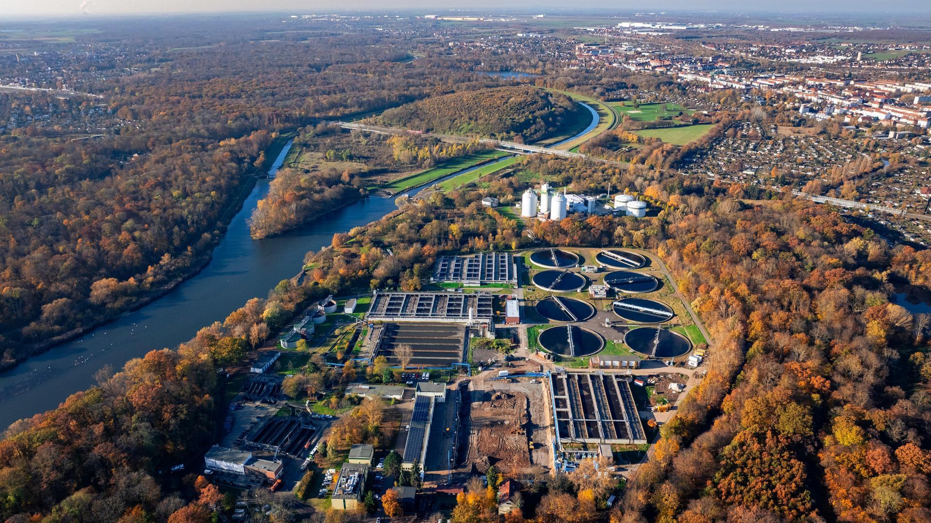 Luftaufnahme des Klärwerks Rosental und der angrenzenden Flüsse - Elsterbecken und Neue Luppe