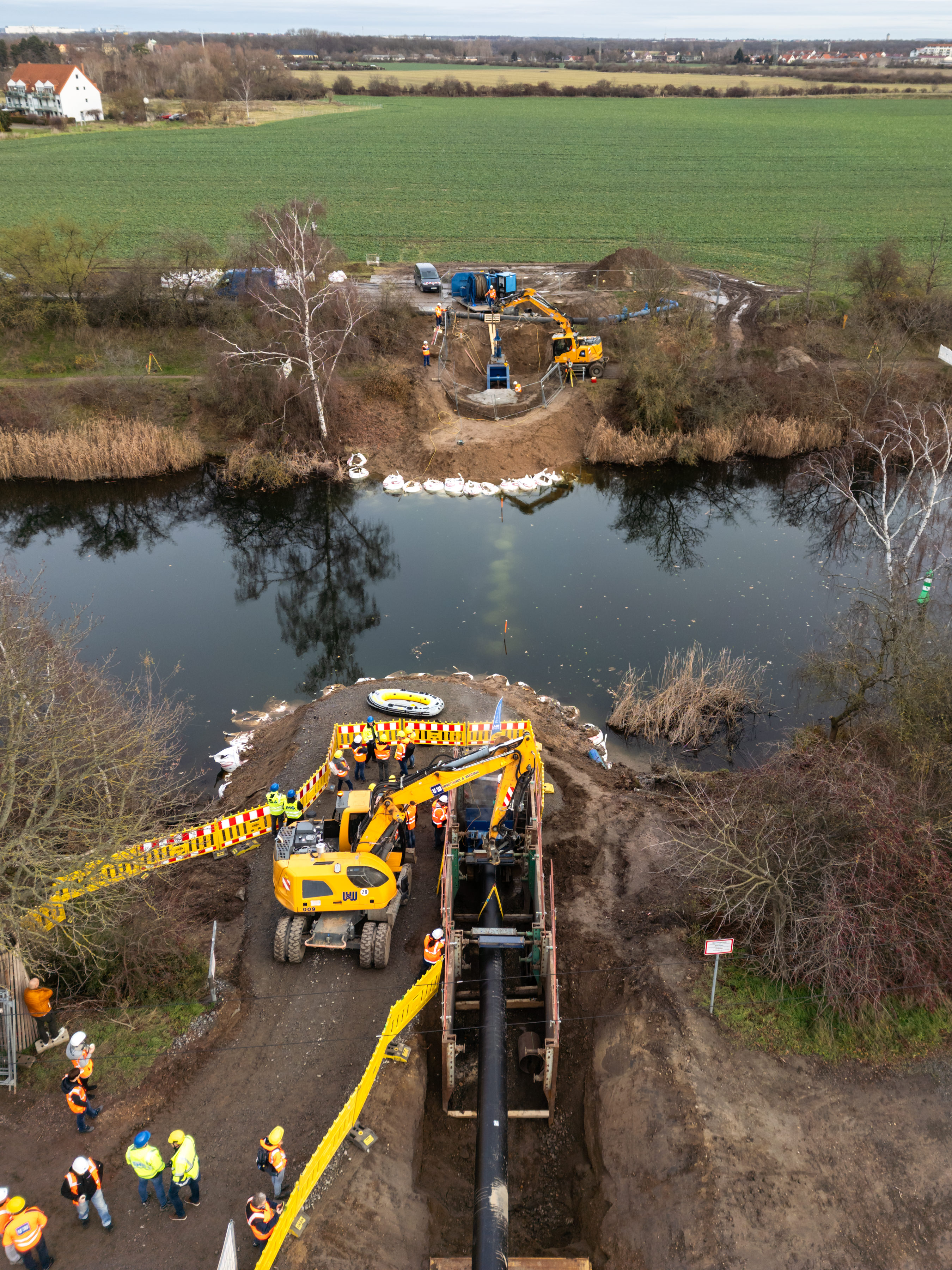 Luftaufnahme der Sanierung einer Abwasserleitung unter dem Saale-Leipzig-Kanal mit Rohreinzug