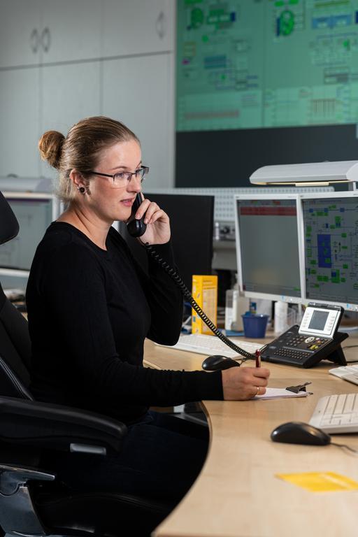 Mitarbeitererin der Entstörungsstelle der Wasserwerke am Telefon