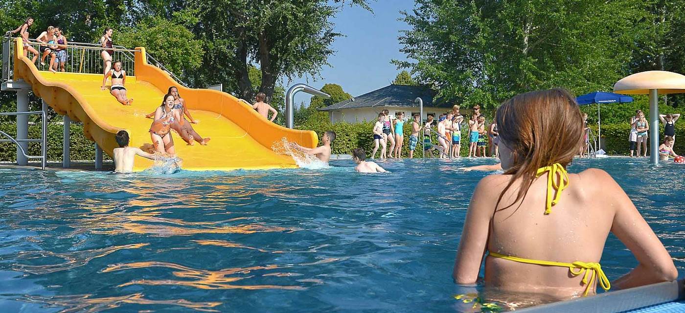 Wasserrutsche im Schreberbad, Kinder in Aktion