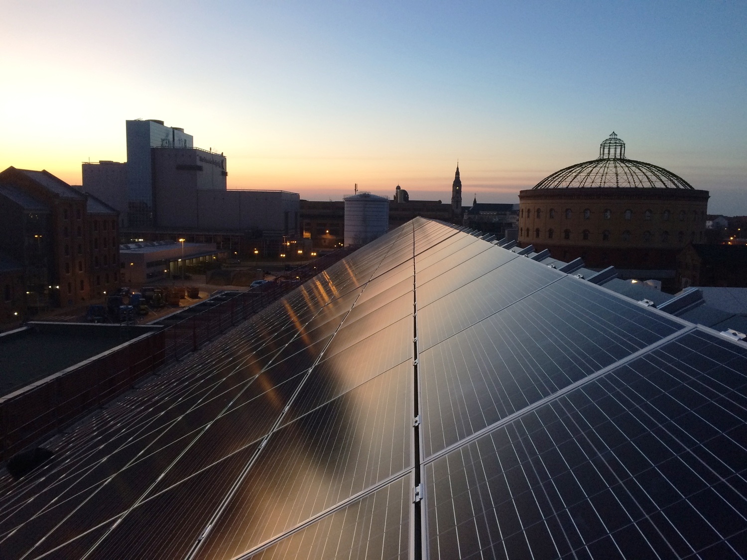 Eine PV-Anlage im Sonnenuntergang
