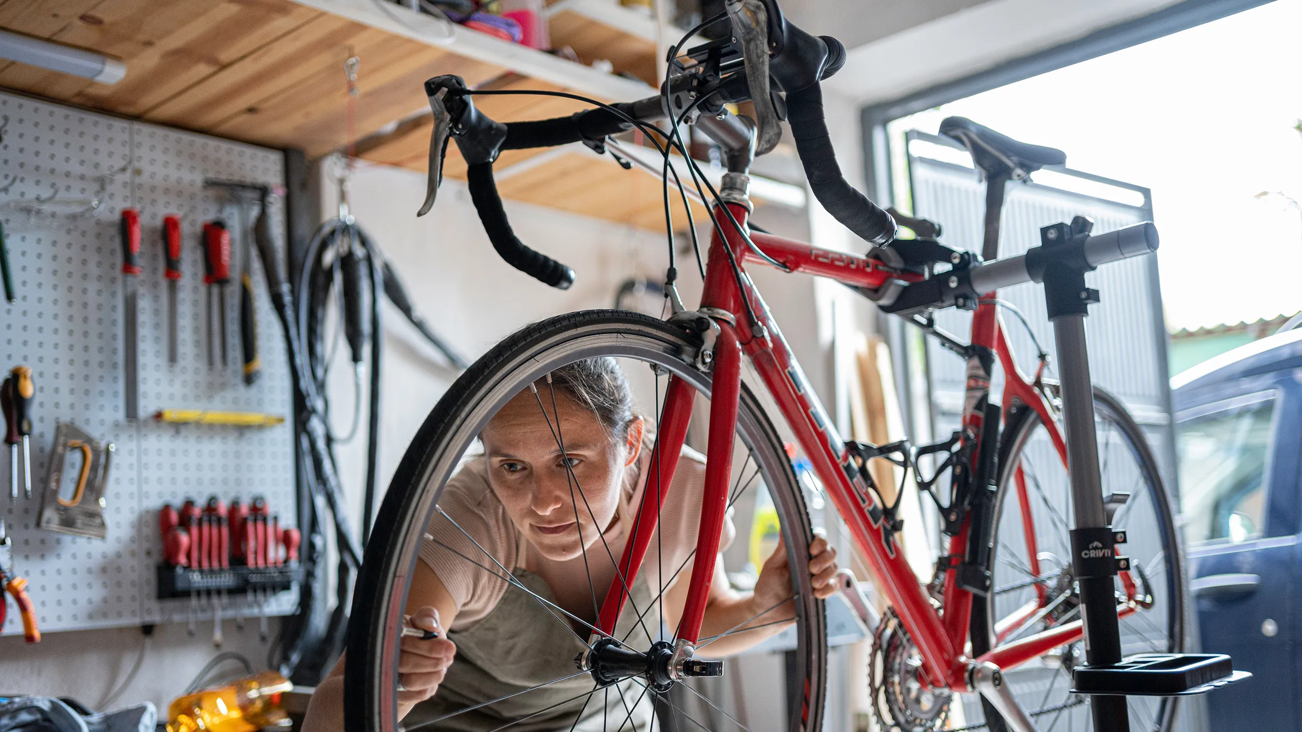 Gewerbekunde Fahrradwerkstatt – iStock 2178786836