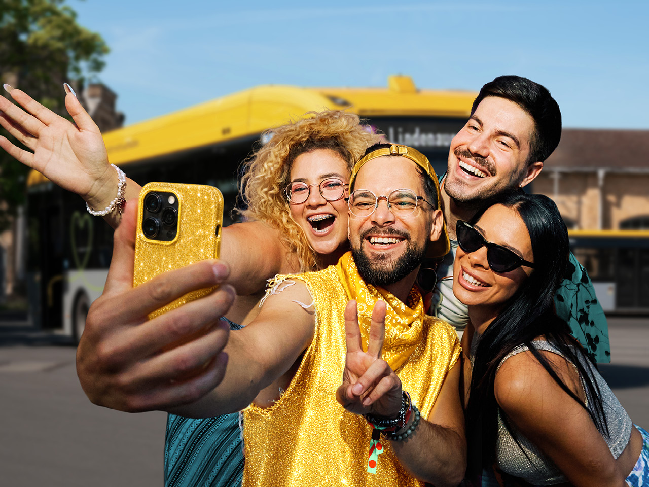 Eine Gruppe junger Menschen macht ein Selfie vor einem Bus der LVB.