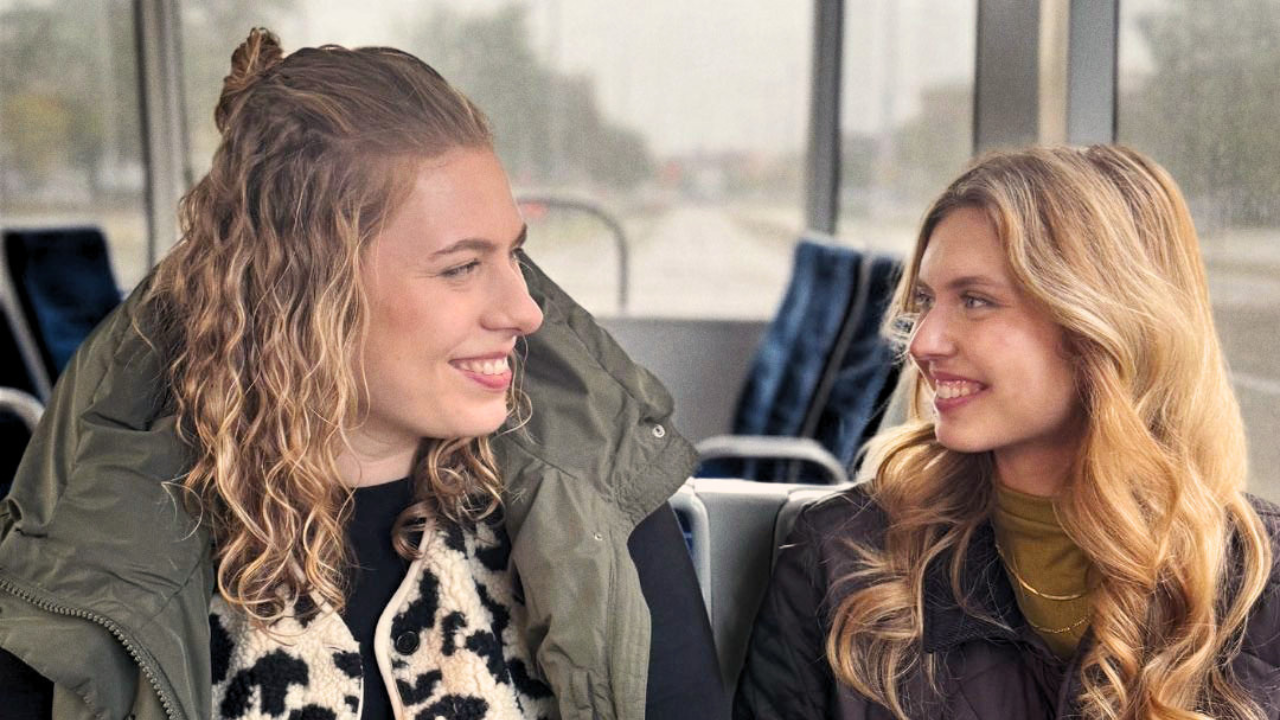 Zwei junge Frauen sitzen in der Straßenbahn