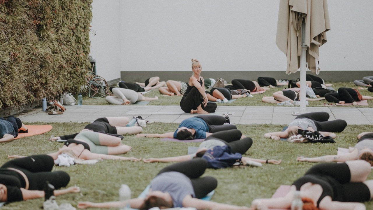 Rooftop Yoga bei Höfe am Brühl