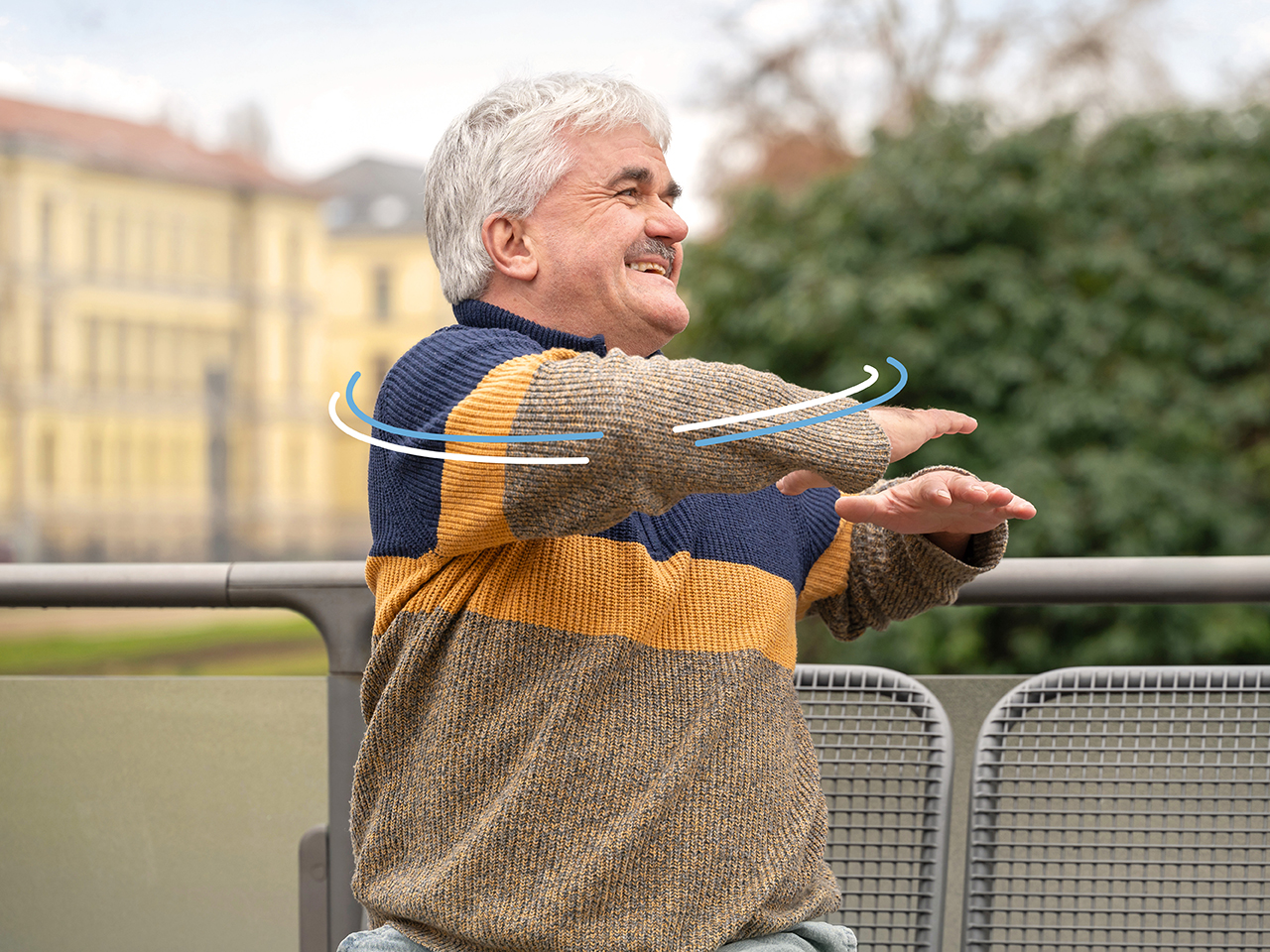 Ein älterer Herr macht Dehnübungen an einer Halstestelle der LVB