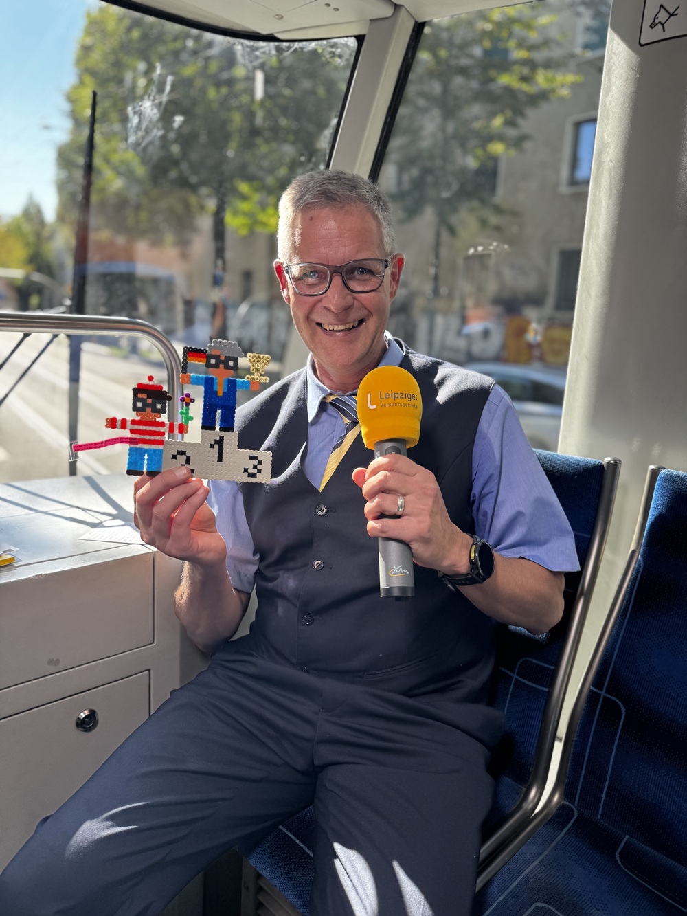 Thomas Langkopf hält den "Ehren-Walter" in der Hand