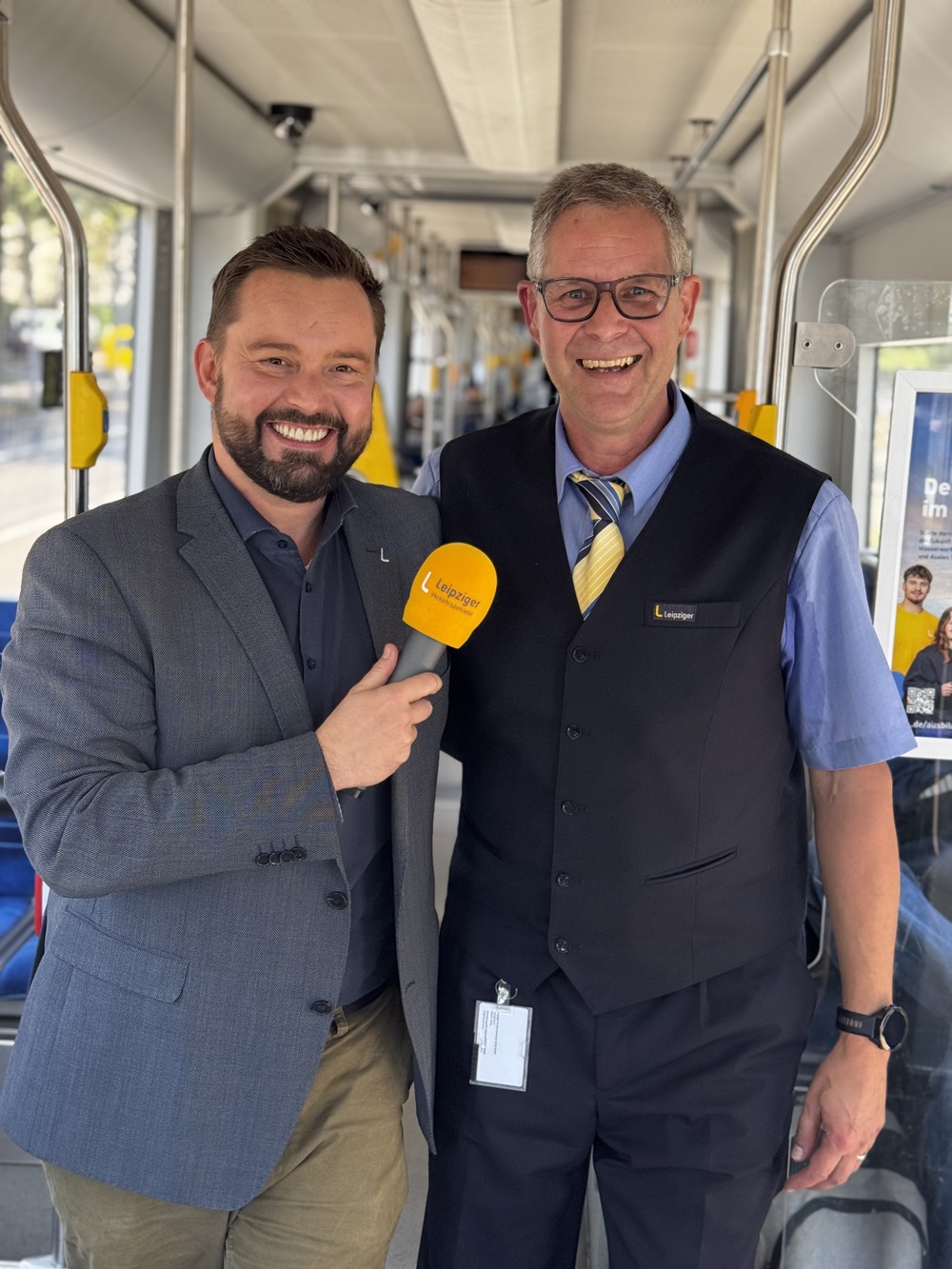 Moderator Marc Backhaus und Tram-Weltmeister Thomas Langkopf in einer Straßenbahn 
