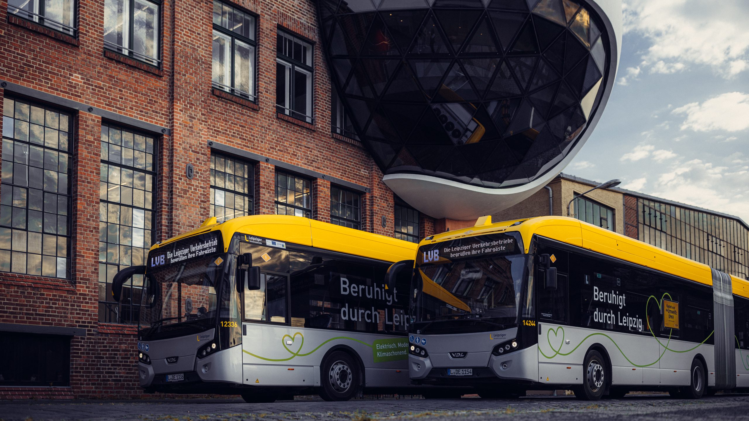 Parkende E-Busse der Leipziger Verkehrsbetriebe