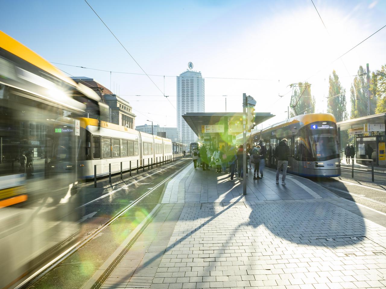 Haltestelle am Hauptbahnhof im Herbst
