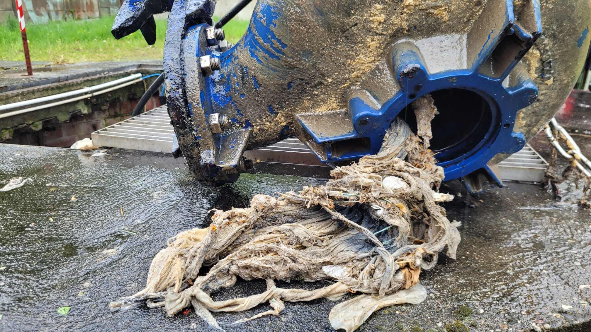 alte Feuchttücher, die abgesaugt wurden, weil sie den Kanal verstopften