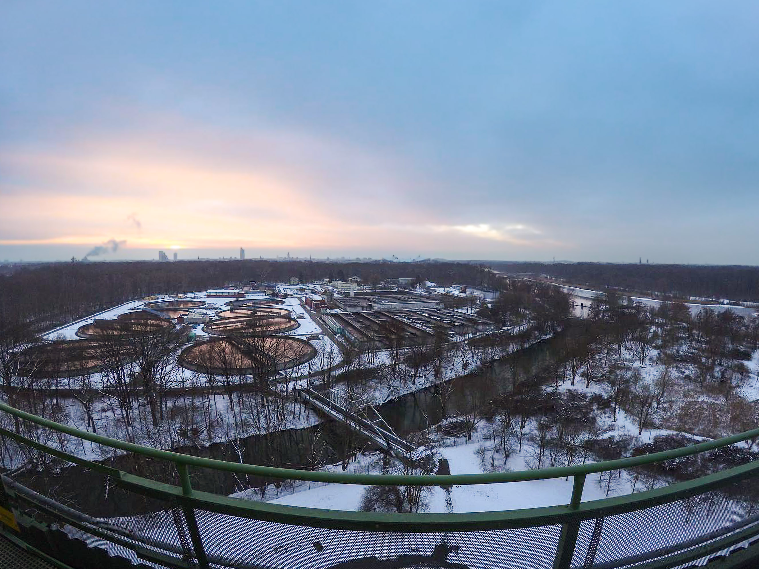 Blick vom Faulturm über das verschneite Klärwerk Rosental