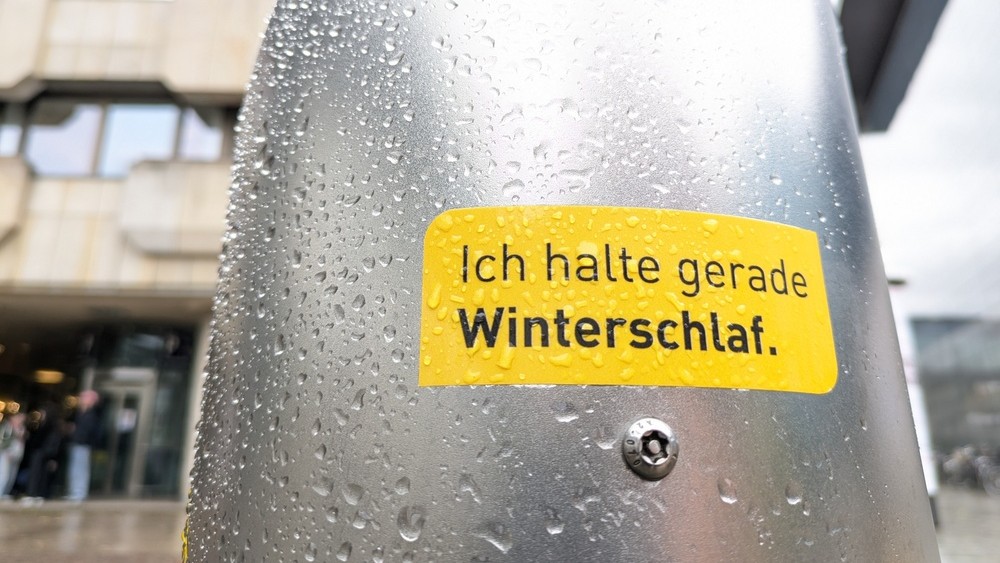 Trinkwasserbrunnen im Winterschlaf Ein Trinkwasserbrunnen mit einem Sticker und der Aufschrift "Ich halte Winterschlaf"