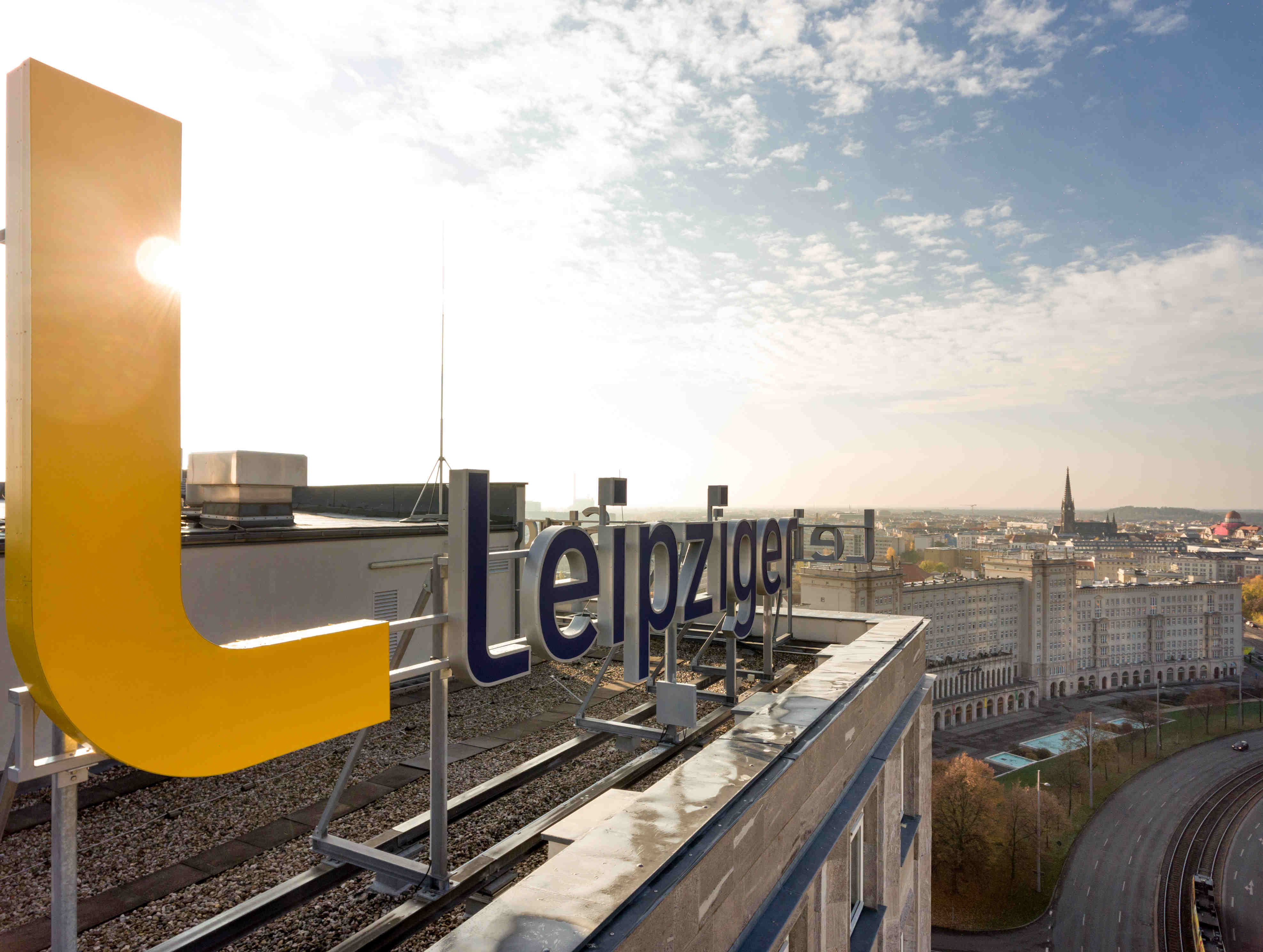 Das große gelbe L-Logo auf dem Europahaus