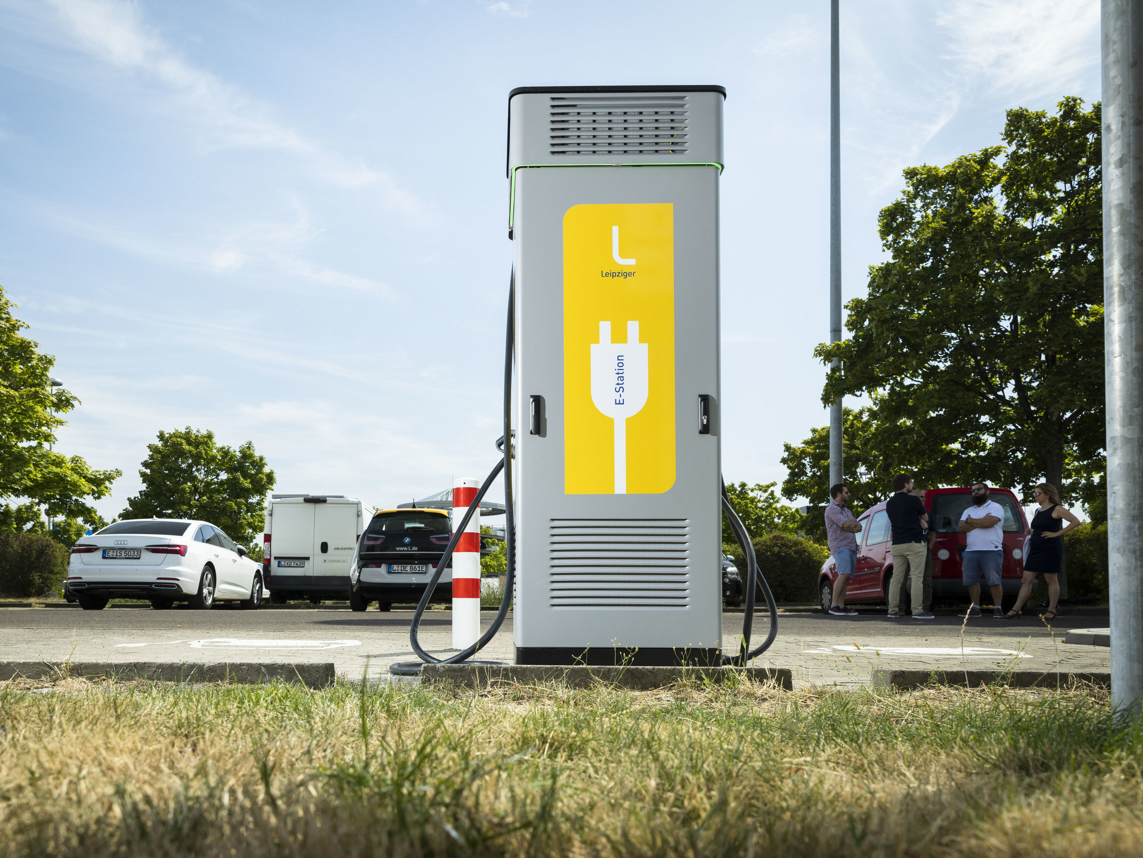 Eine Ladesäule, an der man sein E-Auto laden kann.