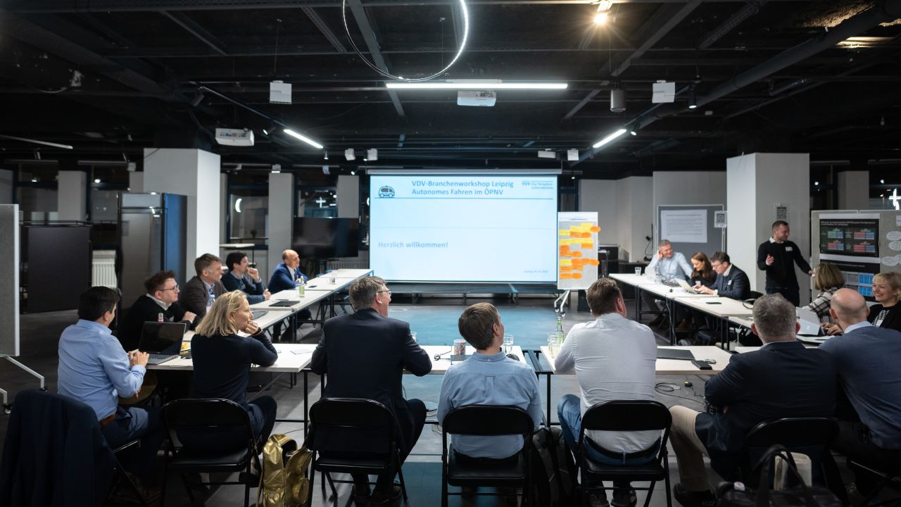 Konferenztisch mit Teilnehmenden